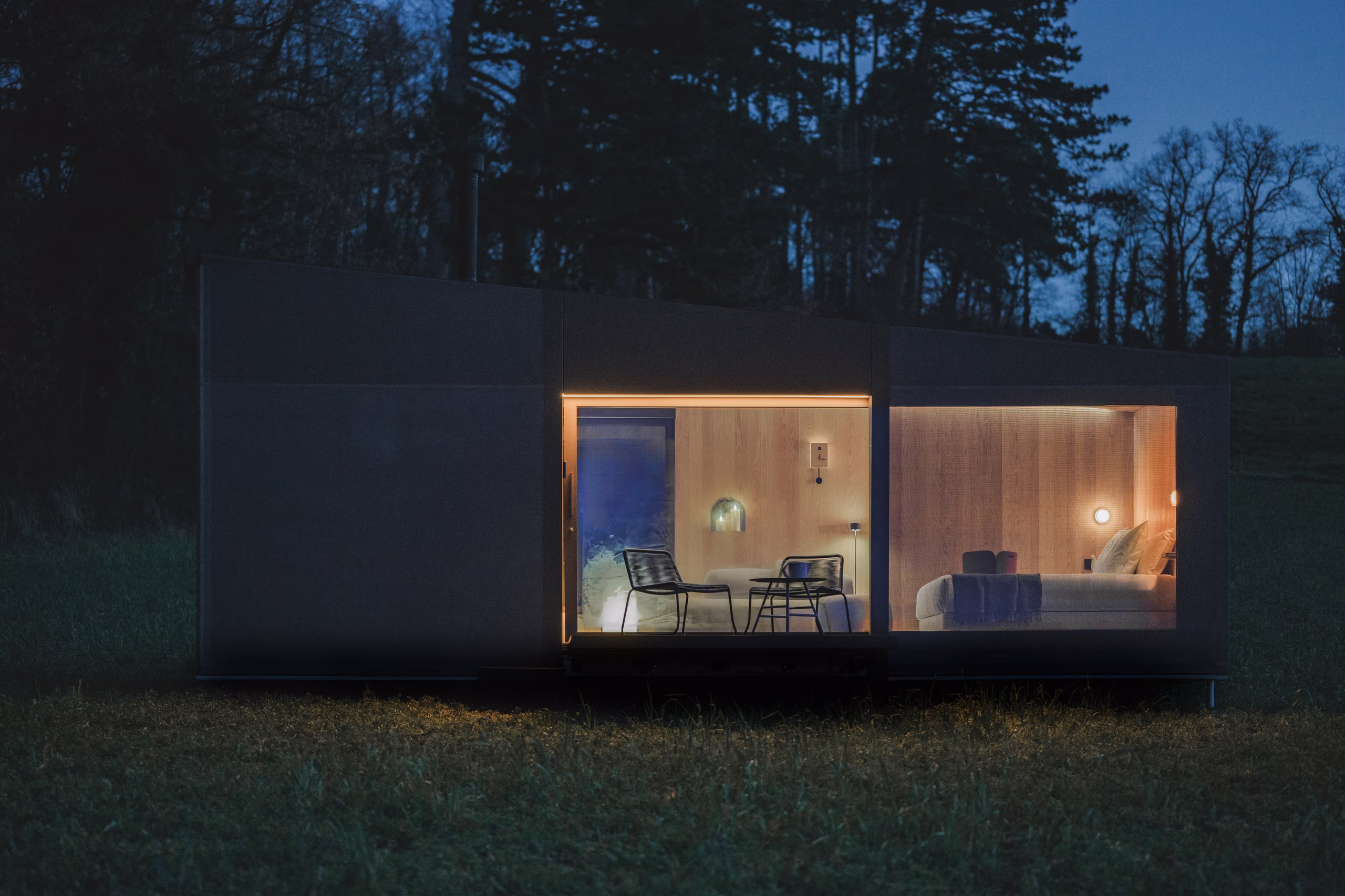 Designorientiertes und komfortables Interieur einer SNUUG-Hütte bei Nacht, ein Konzept für gehobene Nomaden-Hotellerie in der Schweiz.