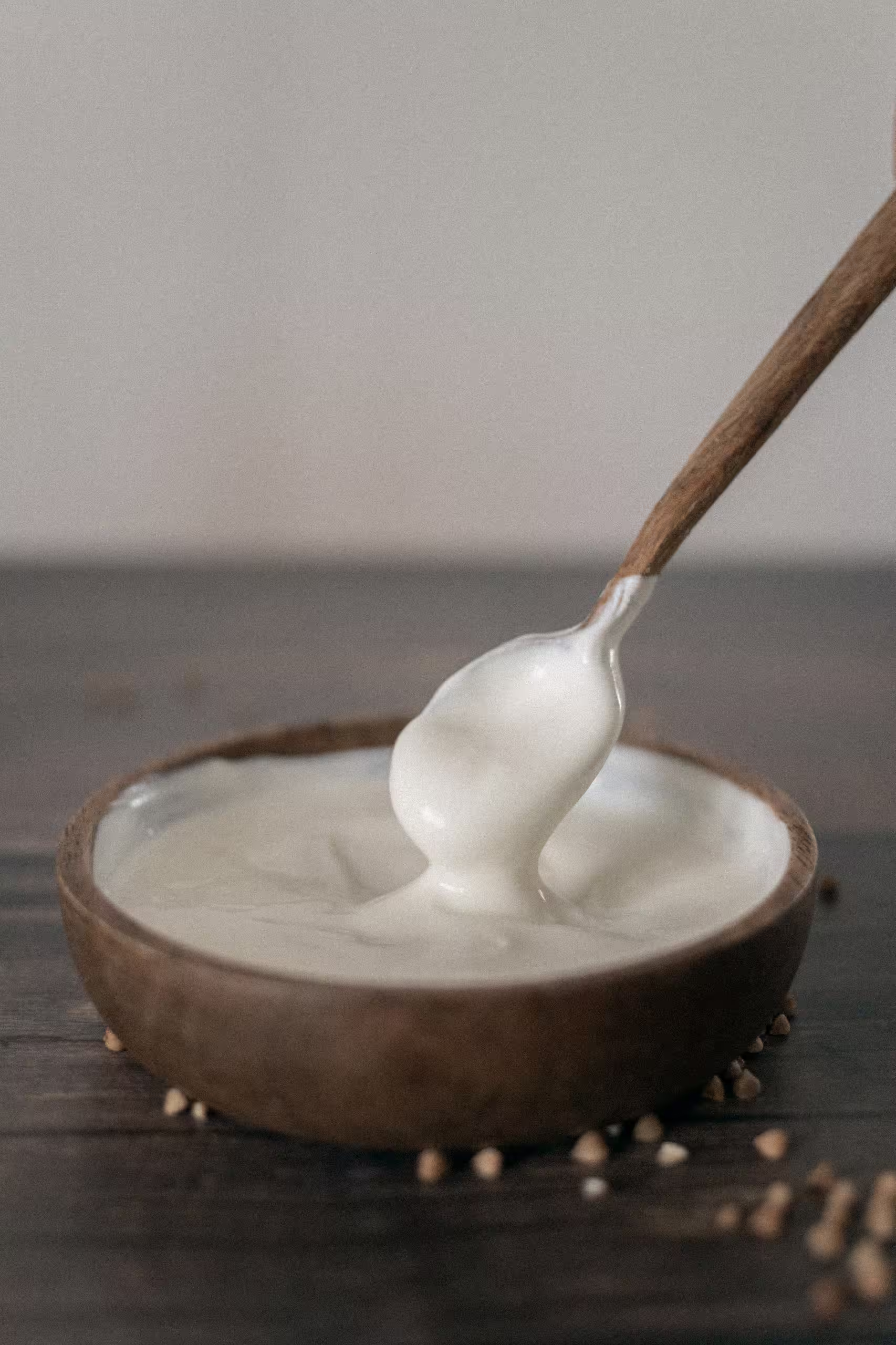 Produit laitier artisanal servi dans un bol en bois brut, petit-déjeuner raffiné au sein d'une halte éco-responsable SNUUG, luxe durable en pleine nature suisse.