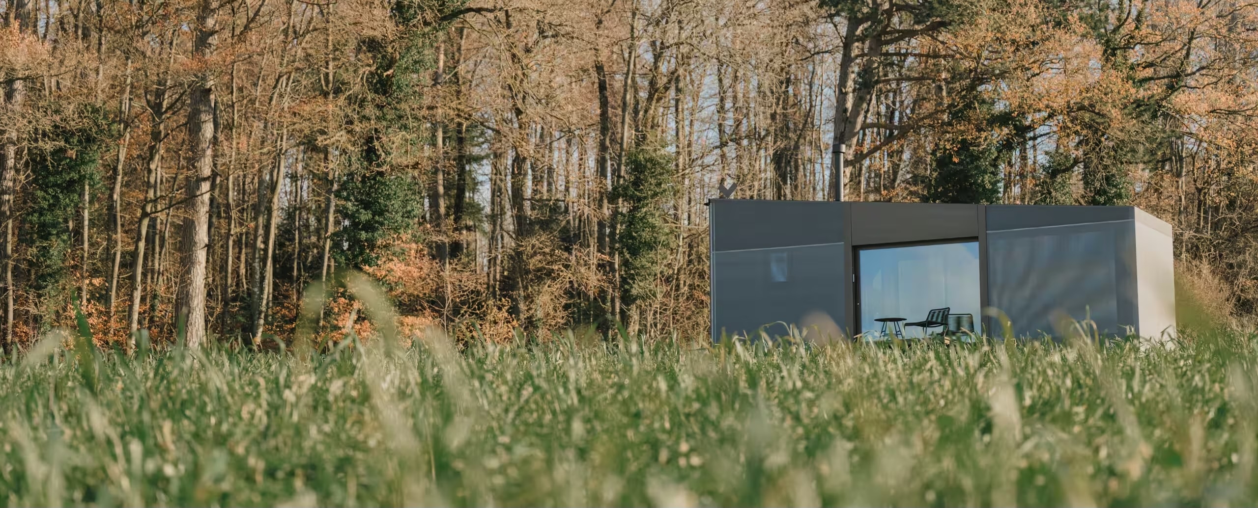 SNUUG eco-responsible accommodation, temporarily set in a Swiss natural landscape, combining modern comfort with environmental respect.