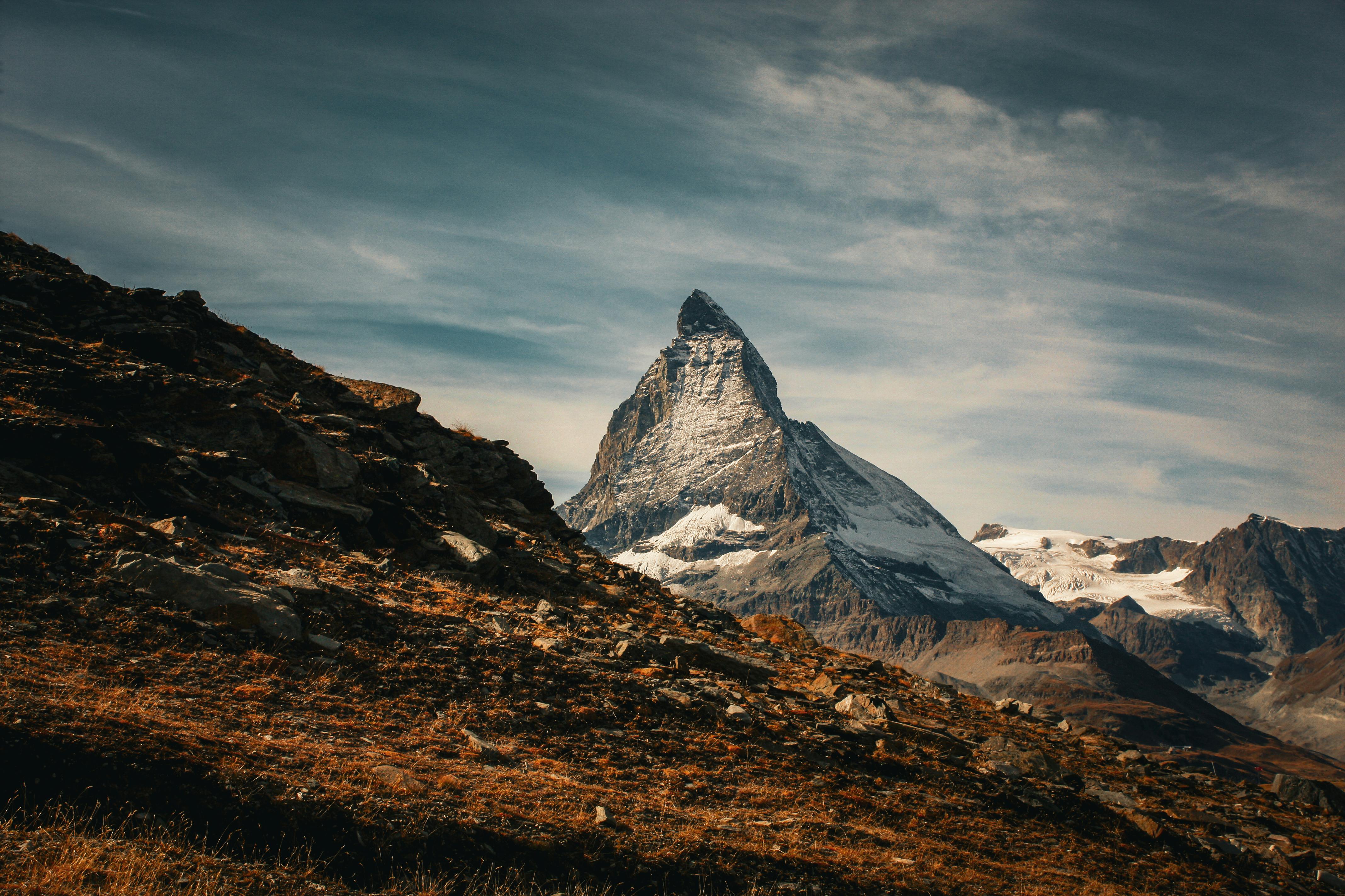 Le Cervin, sommet emblématique des Alpes suisses, vu par SNUUG, concept d'hôtellerie éco-responsable et itinérante.