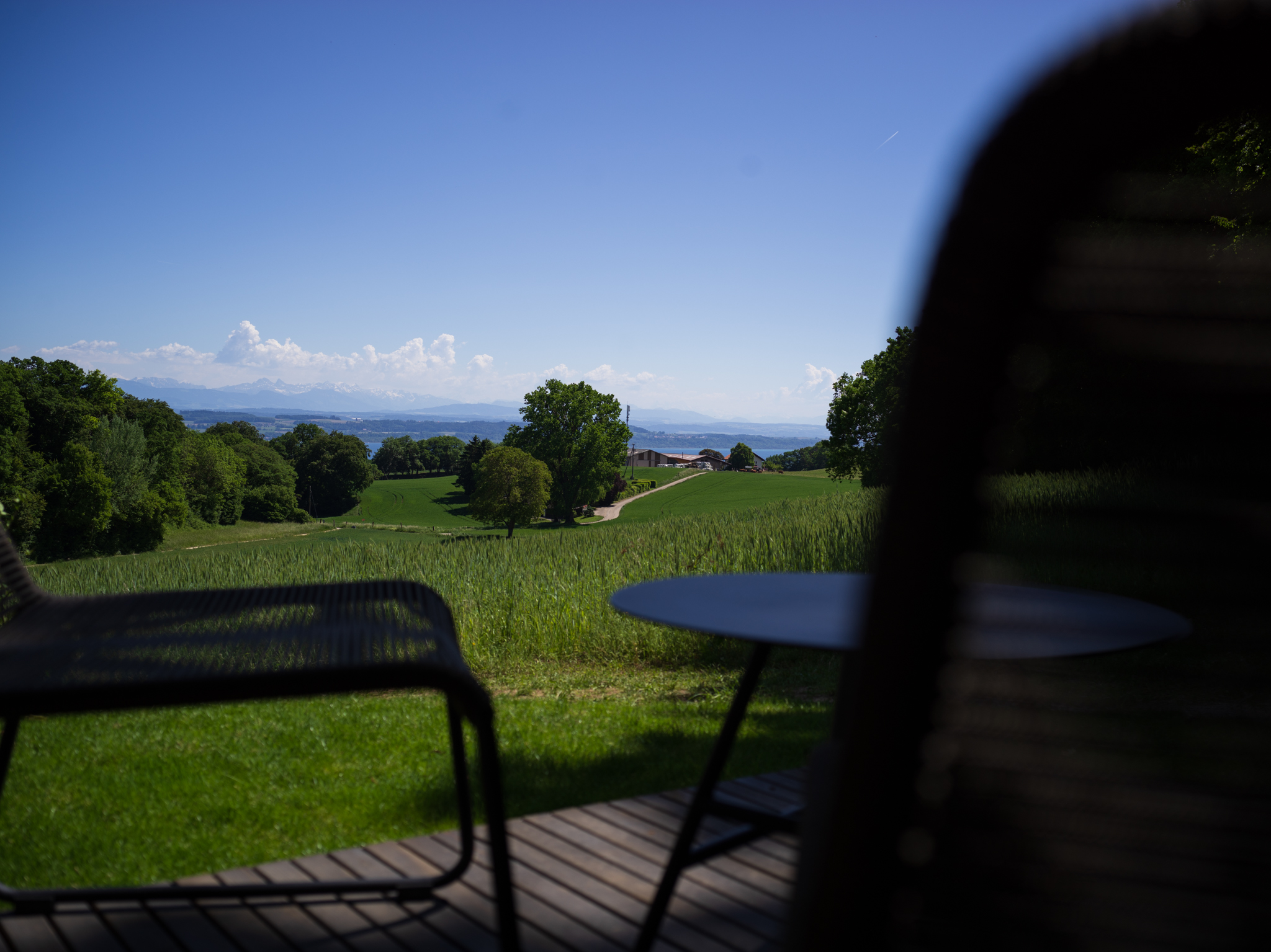 Vue panoramique depuis une chambre éphémère SNUUG, alliant confort quatre étoiles et nature sauvage suisse.