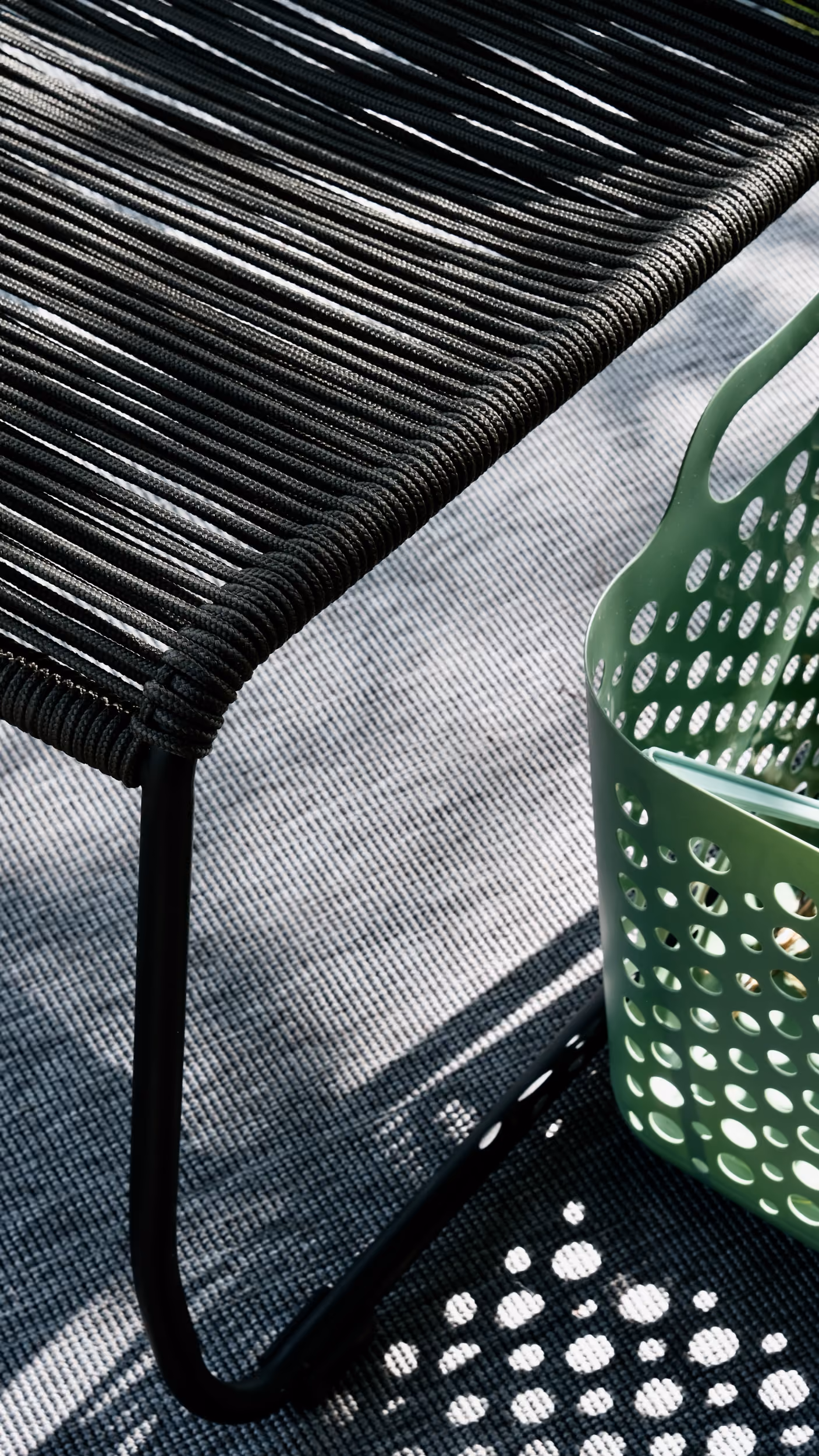 Detail eines modernen Outdoor-Möbelstücks und eines Aufbewahrungskorbs, minimalistisches, in die Natur integriertes Design für das 4-Sterne-Nomaden-Erlebnis SNUUG.