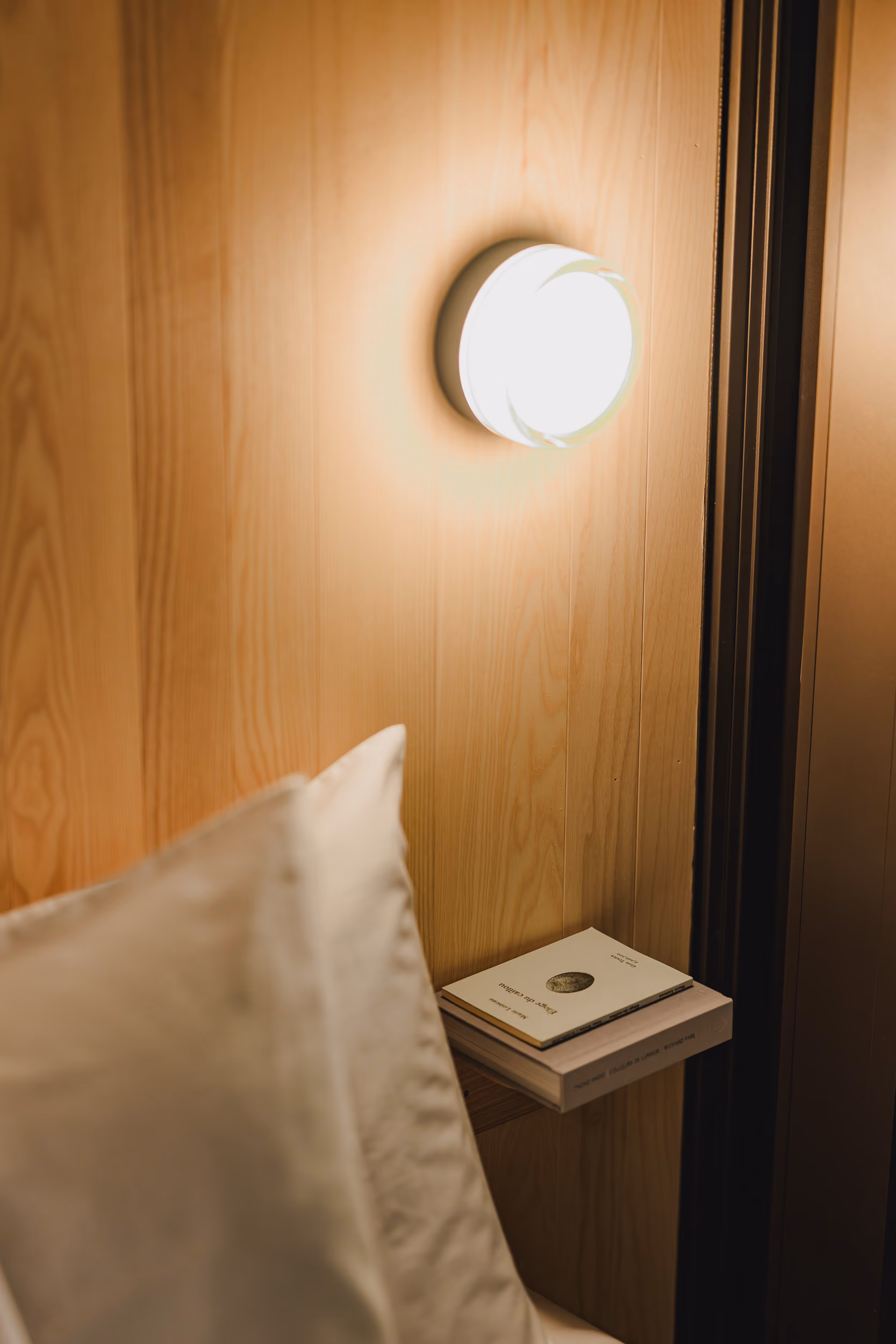Détail du raffinement intérieur et confort moderne d'une suite éphémère quatre étoiles de l'hôtel SNUUG.