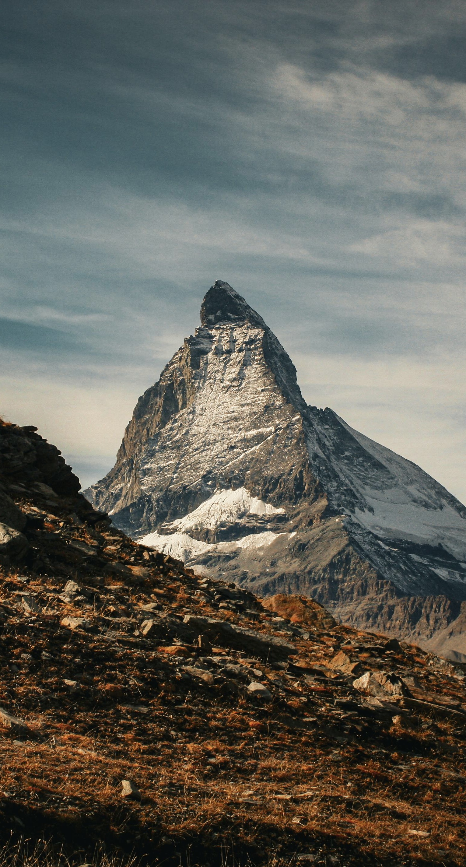 Le Cervin majestueux, paysage emblématique de Suisse, cadre exclusif d'un séjour itinérant avec l'hôtel SNUUG.