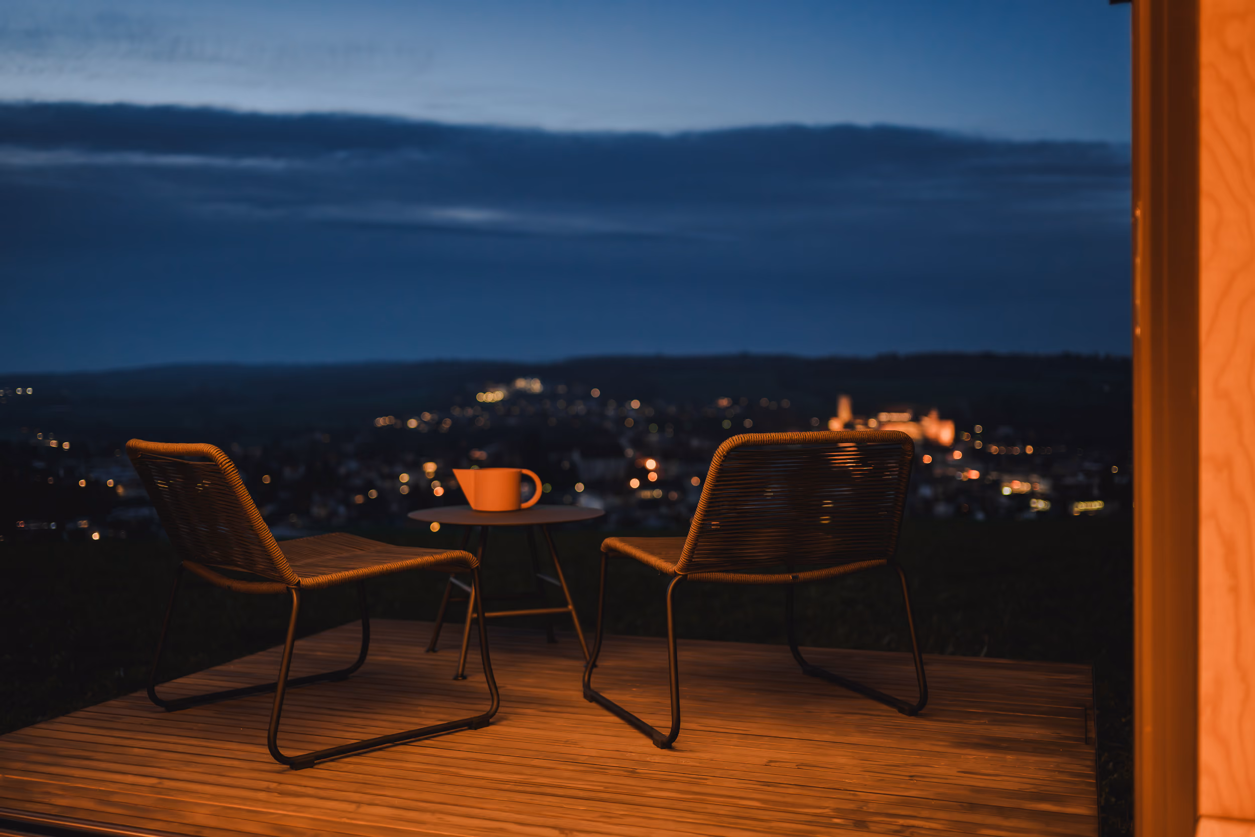Feu de camp crépitant dans un paysage suisse, concept de séjour itinérant durable et exclusif SNUUG.