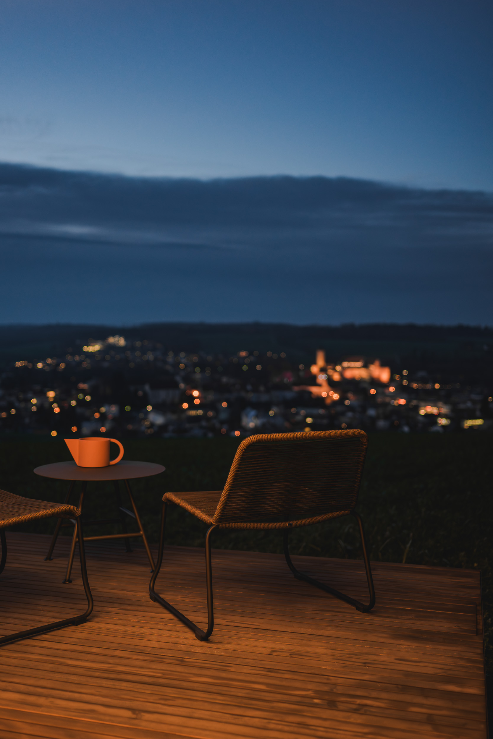 Feu de camp crépitant dans un paysage suisse, concept de séjour itinérant durable et exclusif SNUUG.
