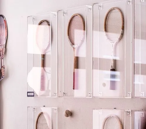 Tennisrack på väggen