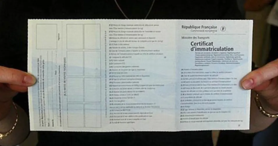 Carte grise non faite après achat : recours et plainte possible