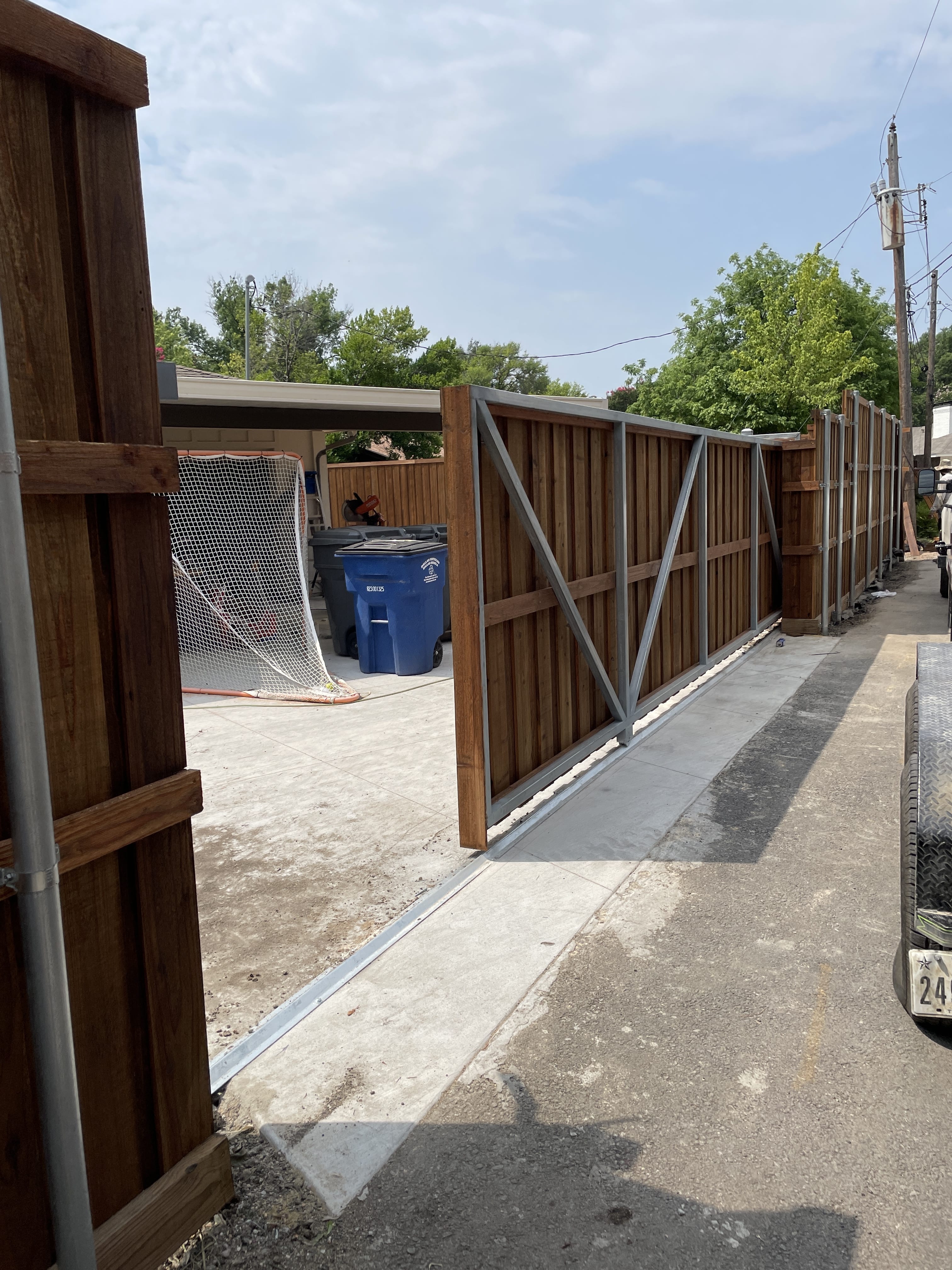 6' Board-on-board Cedar - CSL24U - Solar