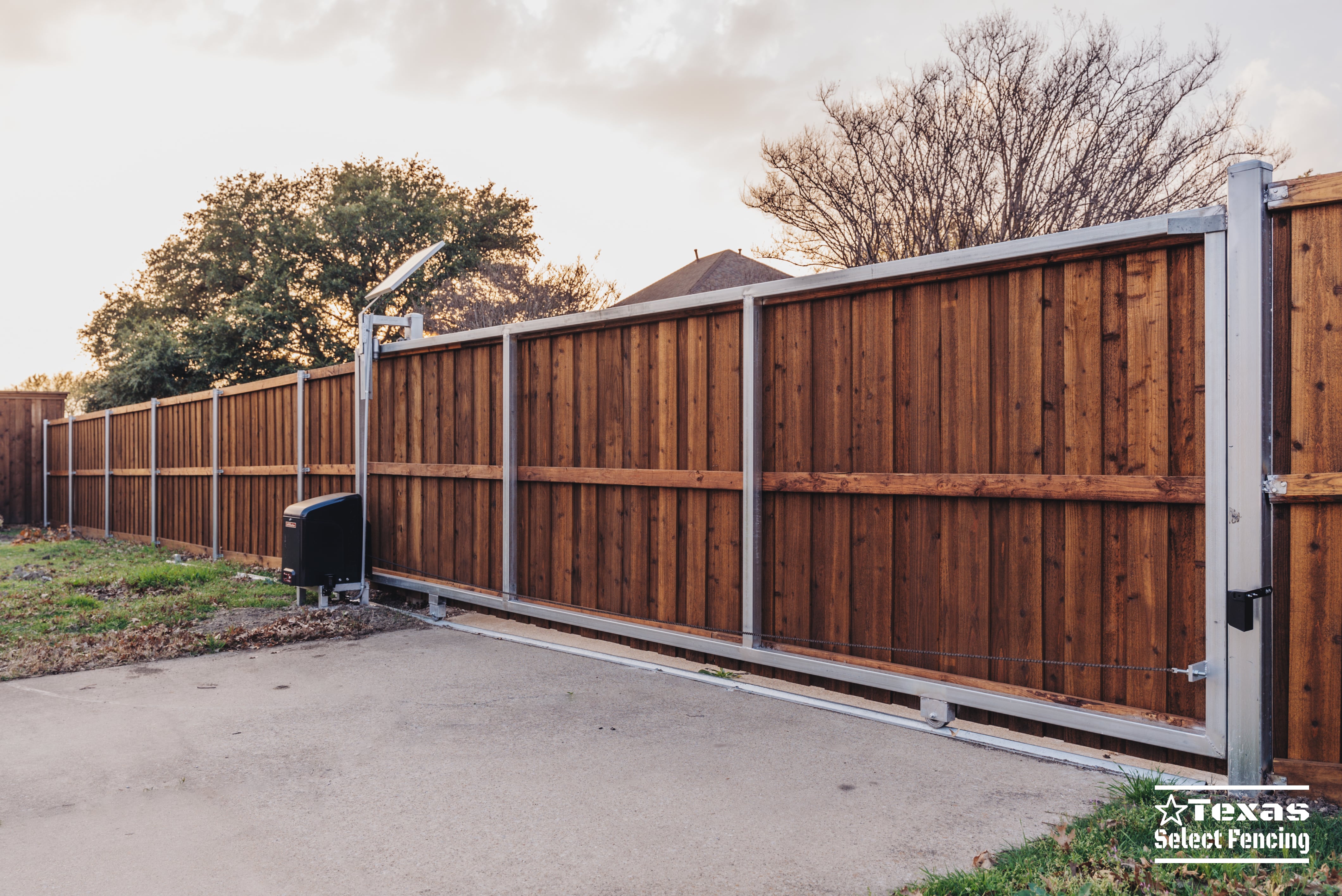 6' Board-on-board Cedar - CSL24U - Solar