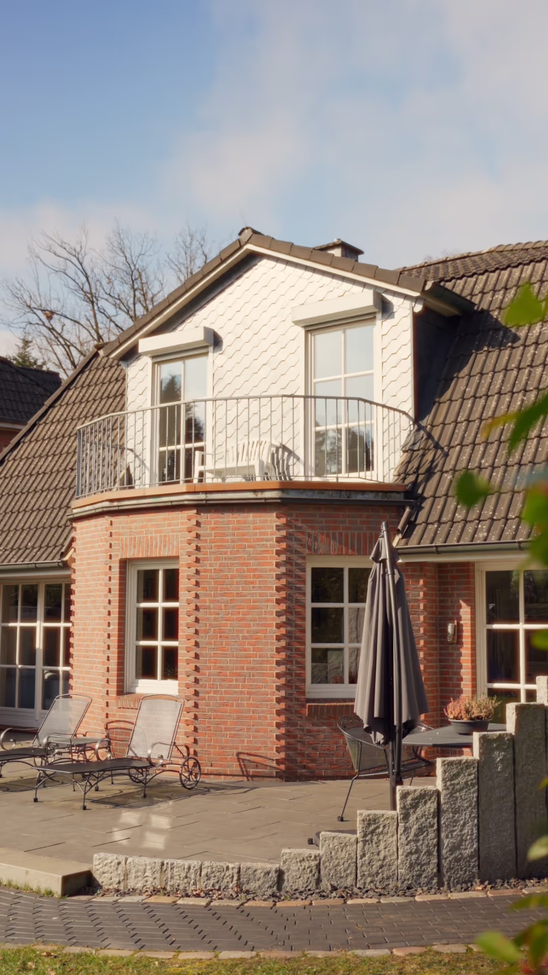 Modernes Einfamilienhaus in Hamburg-Tonndorf mit Blick auf Freibad Ostende und lichtdurchfluteten Räumen
