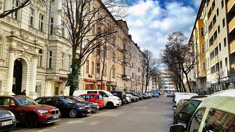 Zeigt eine Straße in einem Schöneberger Kiez