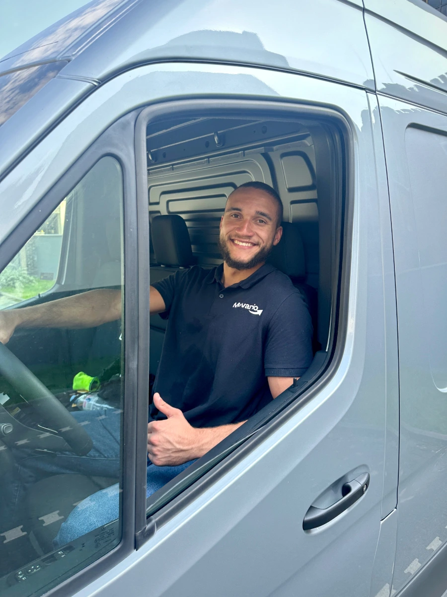 umzugshelfer berlin im-umzugswagen von umzugsfirma movario