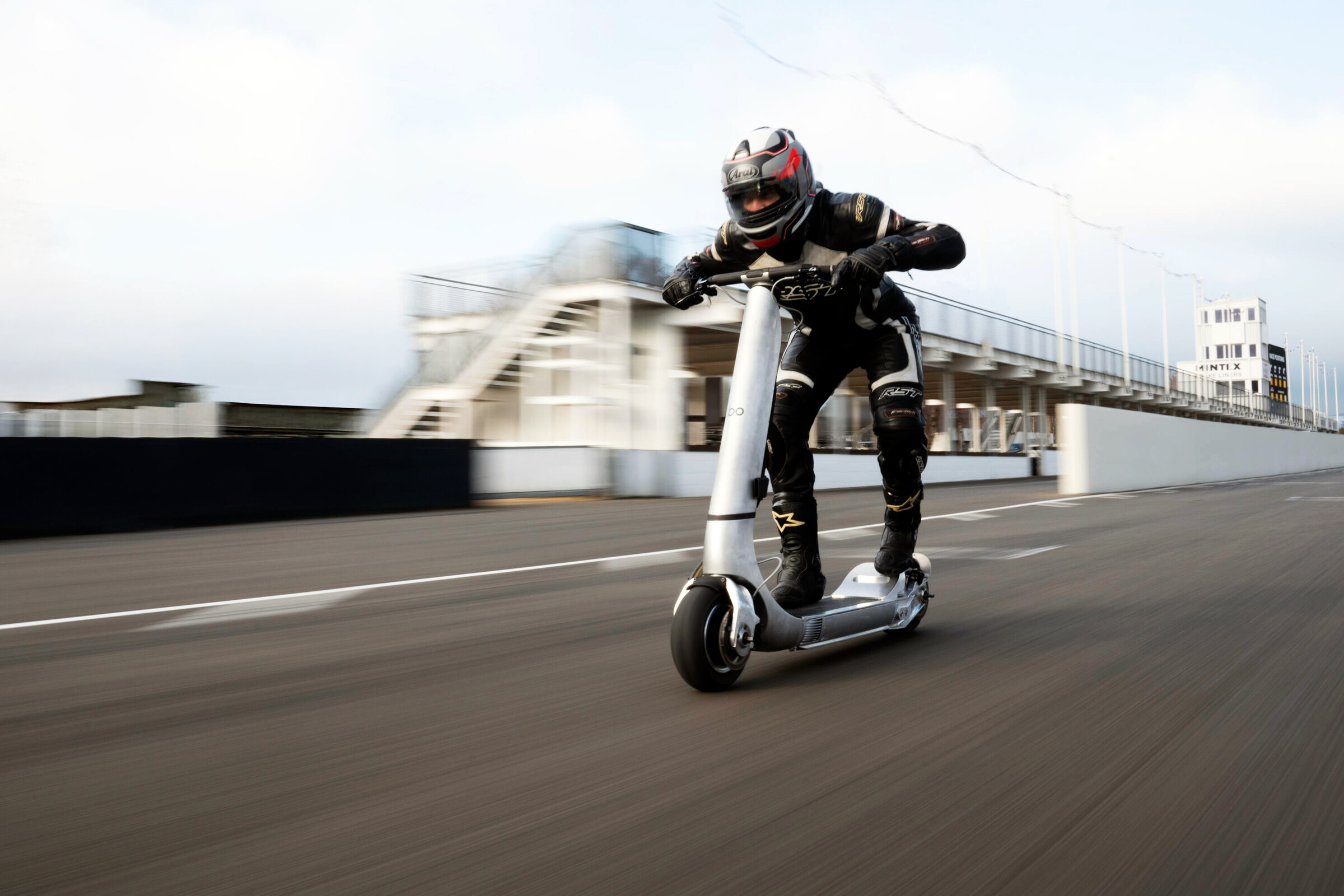 Britain’s Turbo Unveils 100-MPH Electric Scooter Benchmark for Urban Mobility