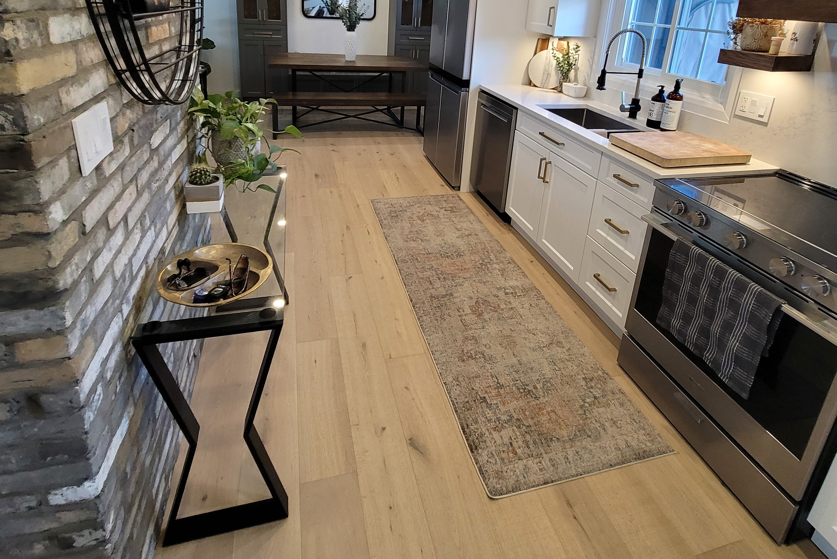 Grandeur Enterprise Stratus flooring detail