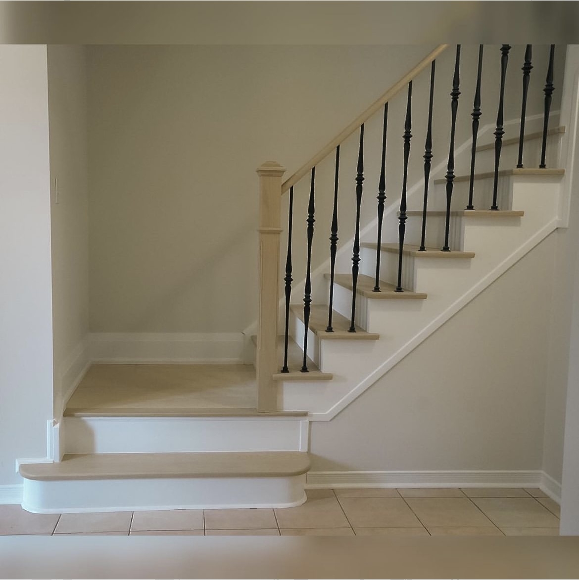 Grandeur Regal Plus Burgundy (7.5") flooring detail
