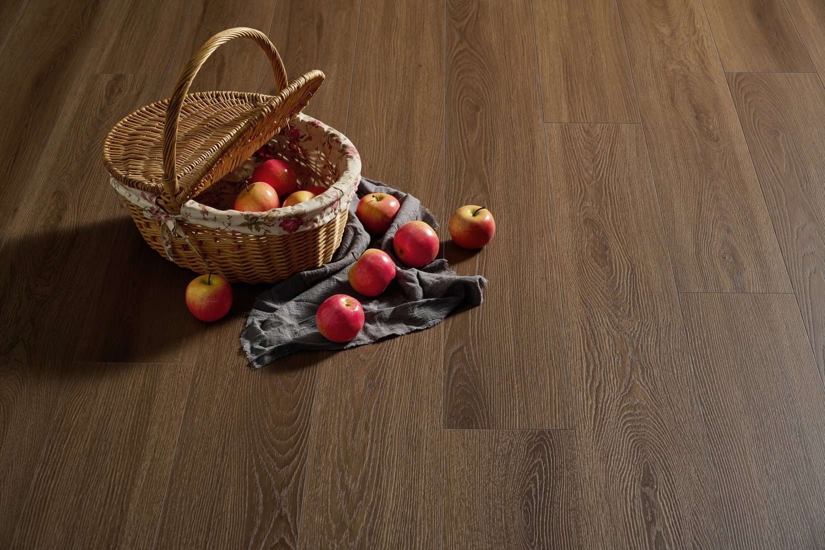 Grandeur Inov8 Peninsula flooring detail