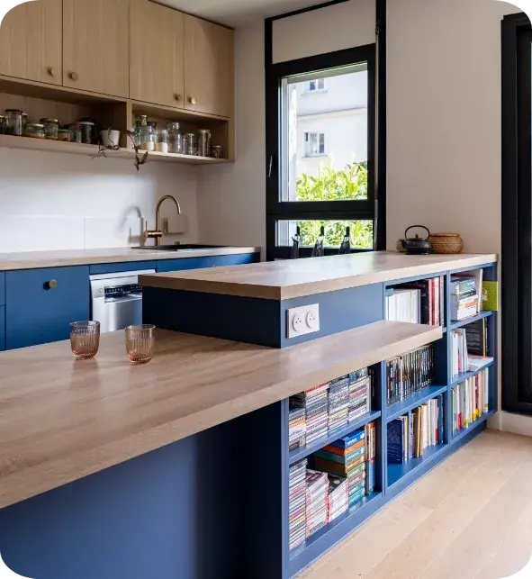 La cuisine bicolore bleue et chêne de Clara