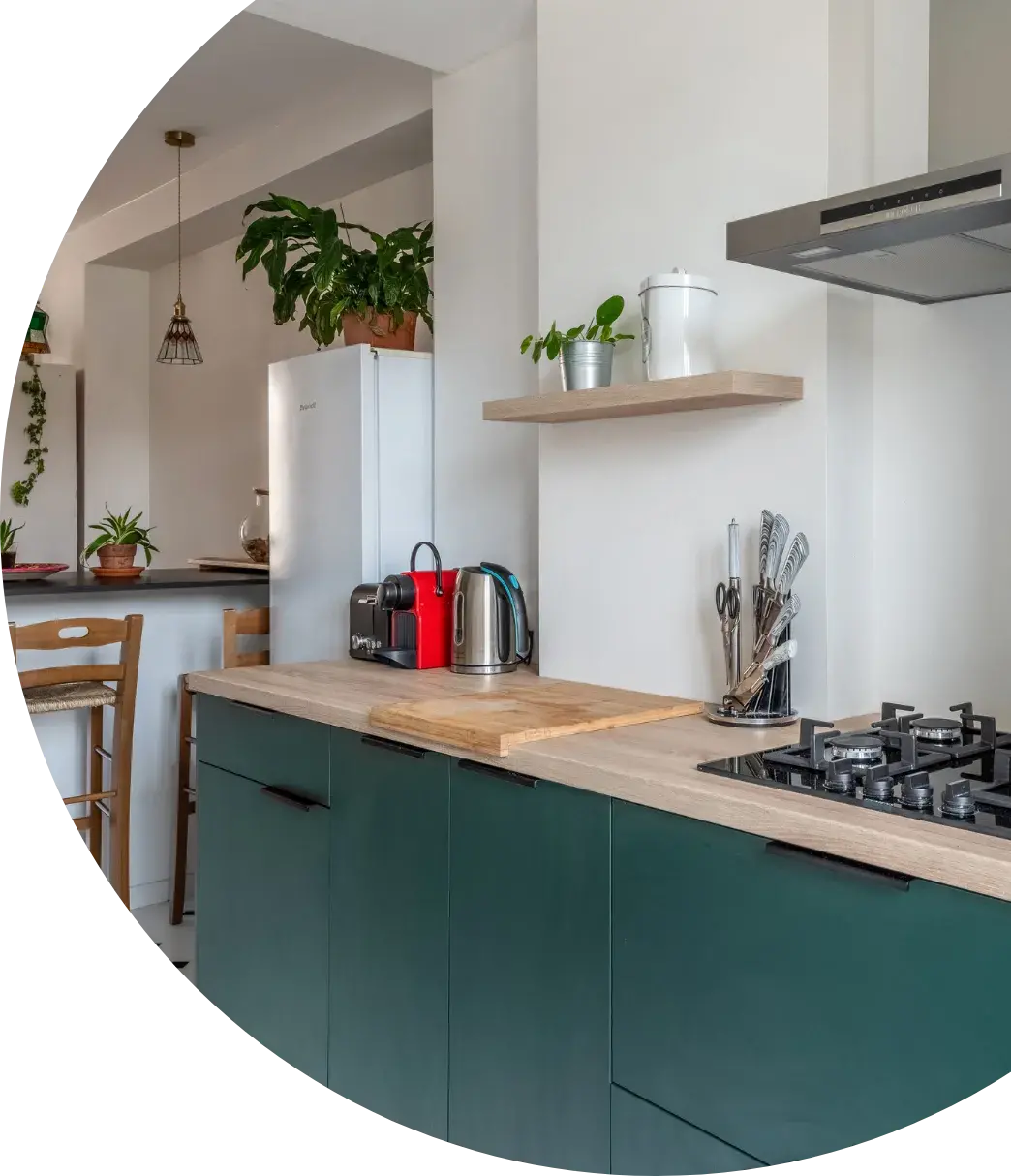 La cuisine faisait partie des pièces les plus contraintes du projet : un espace étroit et un budget maîtrisé. Pia avait déjà réalisé ses premiers plans en autonomie, avant d’être accompagnée par Emilie pour réaliser la conception. Ensemble, elles ont réussi à intégrer tous les éléments nécessaires, à créer une circulation fluide jusqu’à la fenêtre grâce à une implantation en double I, et à tirer parti de chaque centimètre disponible. Côté esthétique, Pia s’orientait initialement vers un vert eucalyptus. Après réception des échantillons et tests en conditions réelles dans sa future cuisine, elle a finalement opté pour un vert foncé, plus profond. Un choix affirmé, parfaitement en harmonie avec le carrelage cabochon noir, les poignées et le mitigeur noirs.