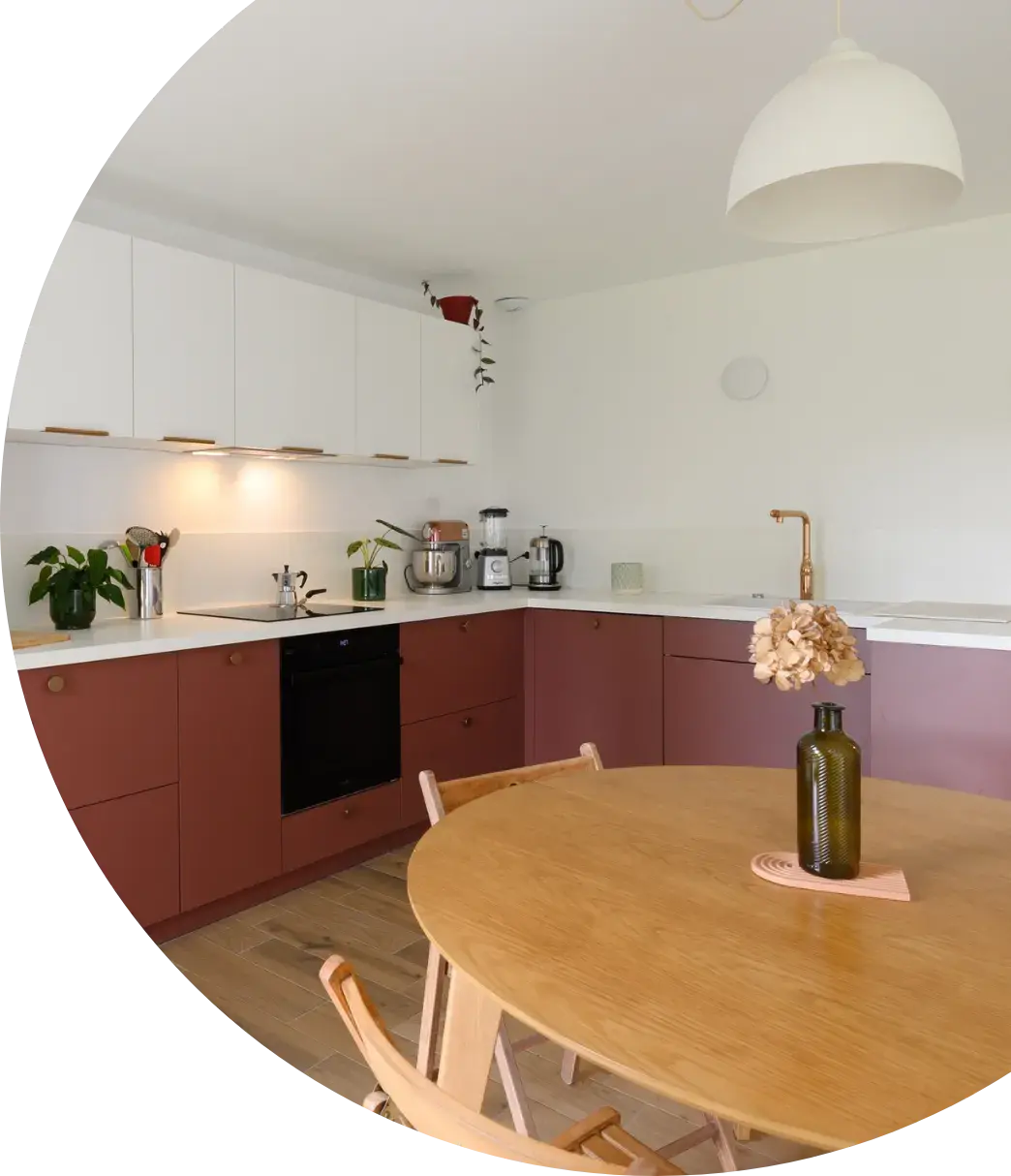 Cette idée a évolué vers une cuisine en U avec un petit retour pour accoler ou non sa table et moduler selon les envies et l'évolution de la famille. Cela permet aussi une circulation fluide sans délimitation. Julia a testé différentes combinaisons avec le vert eucalyptus puis a évolué vers le rouge brun en association avec le blanc premium pour les meubles hauts et les colonnes. Un vrai coup de cœur pour Julia. Aussi, séduits par la proximité, ils sont venus chercher leur cuisine et ont posé eux-mêmes.