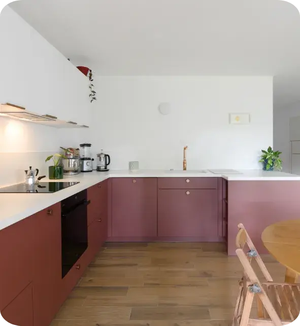 La cuisine rouge brun et blanc de Julia