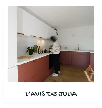 La cuisine rouge brun et blanc de Julia
