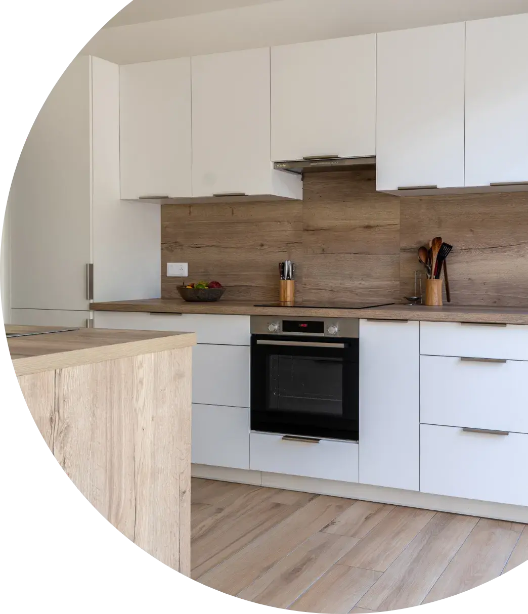 Son envie : un grand îlot central à la fois fonctionnel pour cuisiner et convivial pour partager les repas. Il était certain d’une chose, il voulait retrouver la chaleur du bois. Après avoir hésité avec un bleu vert d’eau, son choix s’est finalement porté sur un blanc premium, idéal pour sublimer la belle luminosité naturelle de la pièce. Pour aborder son projet en toute sérénité, Mathieu a opté pour une solution clé en main : meubles, plans de travail, crédences, sanitaire (évier et mitigeur), électroménagers encastrés et pose assurée par l’un de nos artisans partenaires. Un accompagnement complet, de la conception à l’installation.