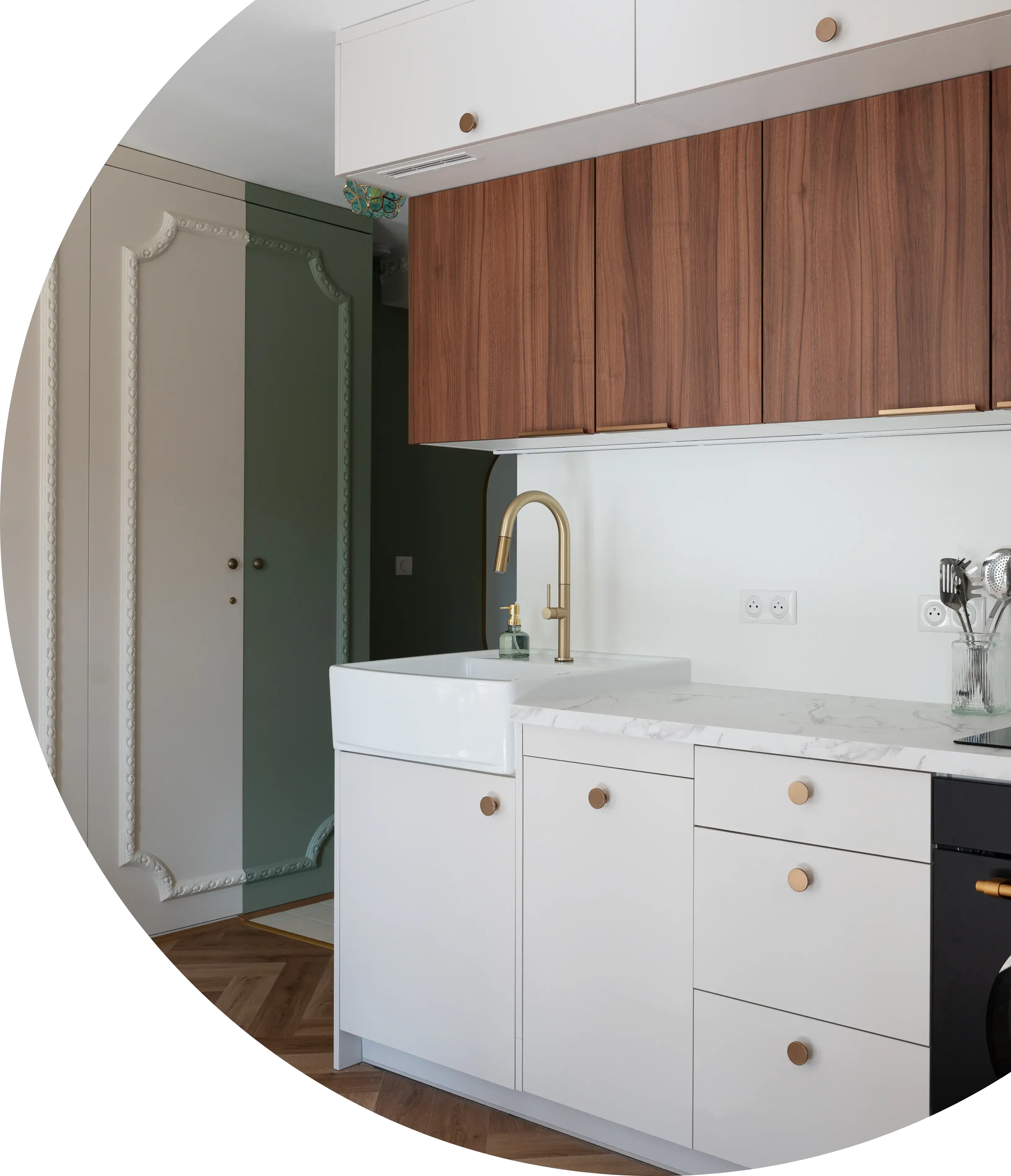 Inspiré par le style Art déco emblématique de la ville, le projet joue sur les contrastes, les matières et les détails élégants pour offrir une cuisine fonctionnelle, ouverte sur la pièce de vie et en harmonie avec l’ensemble de l’appartement. Cette réalisation répond à des choix à la fois pratiques et esthétiques : un évier timbre office au charme intemporel, des meubles toute hauteur pour maximiser le rangement, et un jeu de profondeurs sur les meubles hauts pour structurer visuellement l’espace. Le choix du bicolore s’impose naturellement, apportant du relief et du caractère, tout en garantissant une ambiance lumineuse et chaleureuse. Enfin, la qualité des matériaux a été un élément clé, afin d’assurer la durabilité de la cuisine dans un logement amené à être régulièrement loué.