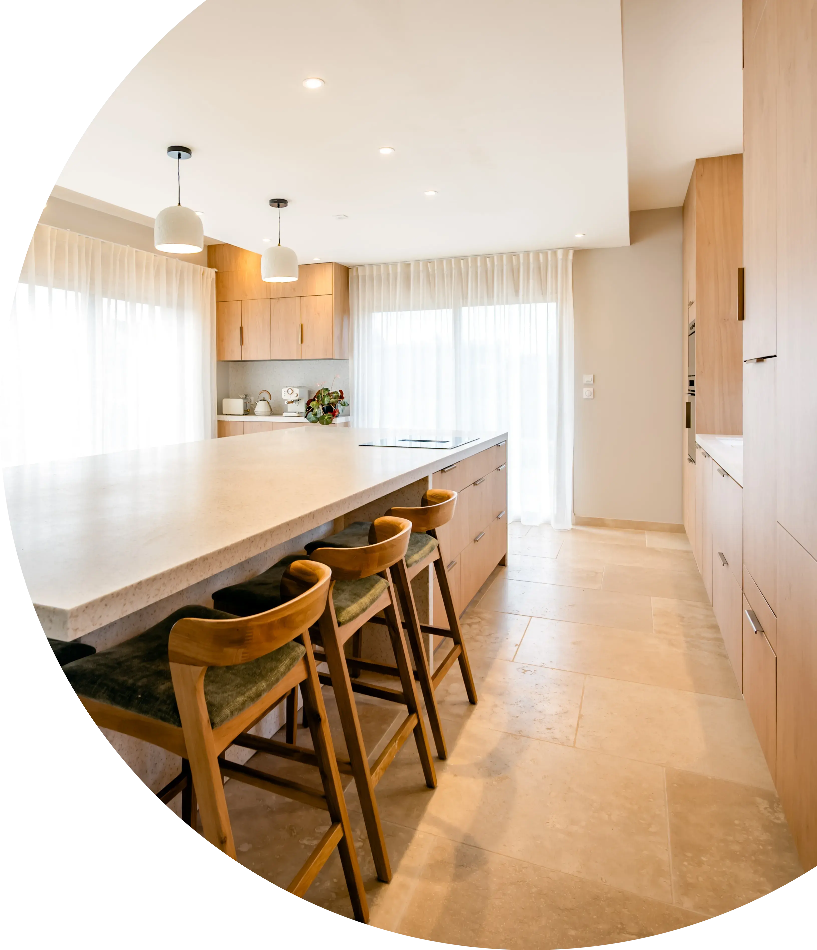 Le projet s’est construit dans une démarche de conception structurée, en collaboration avec son architecte. Les besoins étant clairement définis, l’objectif était de créer une cuisine sobre, épurée et parfaitement organisée, adaptée à un usage intensif. Le choix des matériaux a évolué au fil du projet : initialement prévu avec un décor chêne Halifax, il s’est orienté vers un chêne huilé plus clair, apportant davantage de douceur et de luminosité. La conception repose sur des lignes continues, des meubles toute hauteur et une intégration complète des fonctions : électroménager encastré, rangements optimisés et espace dédié aux boissons chaudes. L’ensemble garantit une lecture fluide, durable et cohérente