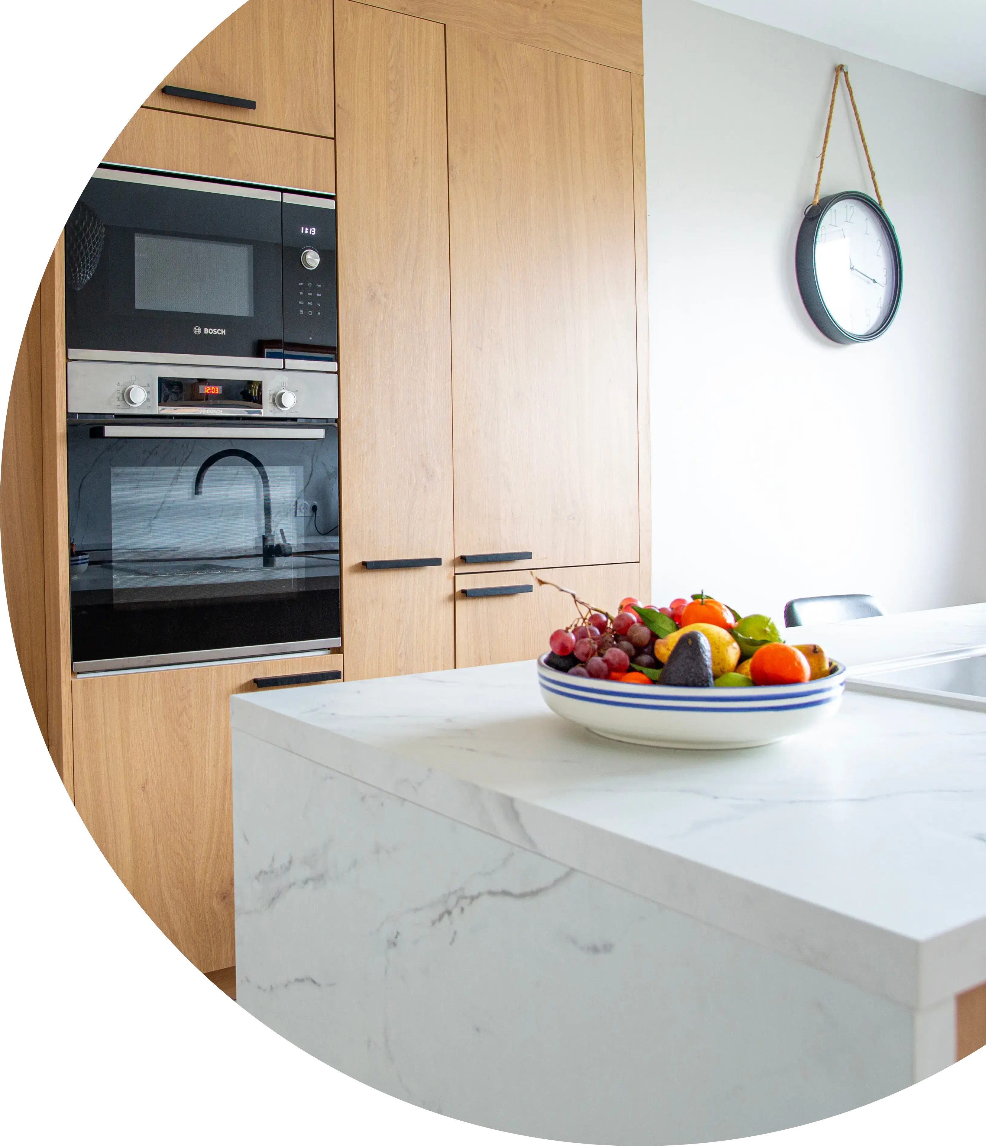 Dès le début, le projet était bien défini : une cuisine minimaliste, lumineuse et parfaitement structurée. En collaboration avec l’architecte, la conception a évolué d’un noyer de Bourgogne initial vers un chêne huilé plus clair, associé à un plan de travail et une crédence en marbre blanc, apportant douceur et luminosité à l’ensemble. Les échanges réguliers ont permis d’affiner chaque détail pour aboutir à une cuisine parfaitement en phase avec les attentes de Joëlle. Le choix d’un accompagnement local a également été déterminant dans la réussite du projet. Une conception signée Valérie, pensée pour durer et s’intégrer naturellement dans cette maison rénovée.