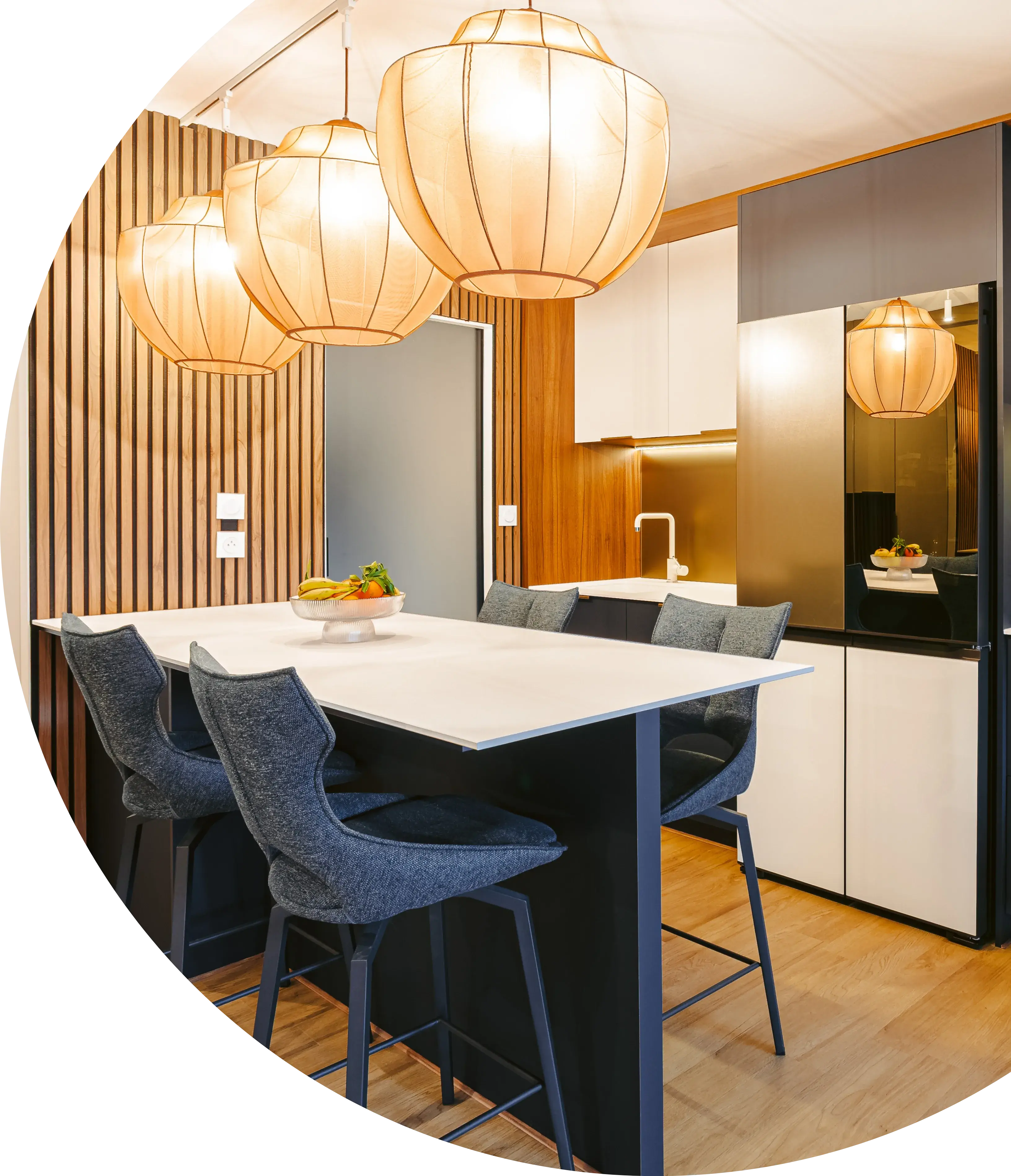 Initialement pensée autour de finitions terracotta et noyer de Bourgogne, la cuisine a évolué au fil des échanges avec sa conceptrice Emilie pour intégrer le bleu indigo mat et le lin ivoire, créant une harmonie avec le reste de l’appartement et le papier peint rayé. Très précise dans ses attentes, Céline avait déjà réalisé un premier plan avant de nous solliciter pour affiner les finitions et optimiser le projet. Elle souhaitait une cuisine fonctionnelle avec électroménager entièrement encastré, incluant un réfrigérateur déjà acquis. Le projet trouve ainsi son équilibre entre couleurs, textures et usages, dans un esprit ensoleillé et inspiré du bord de mer. Convaincue par l’accompagnement, elle a confié l’ensemble de la conception de son appartement à Emilie.