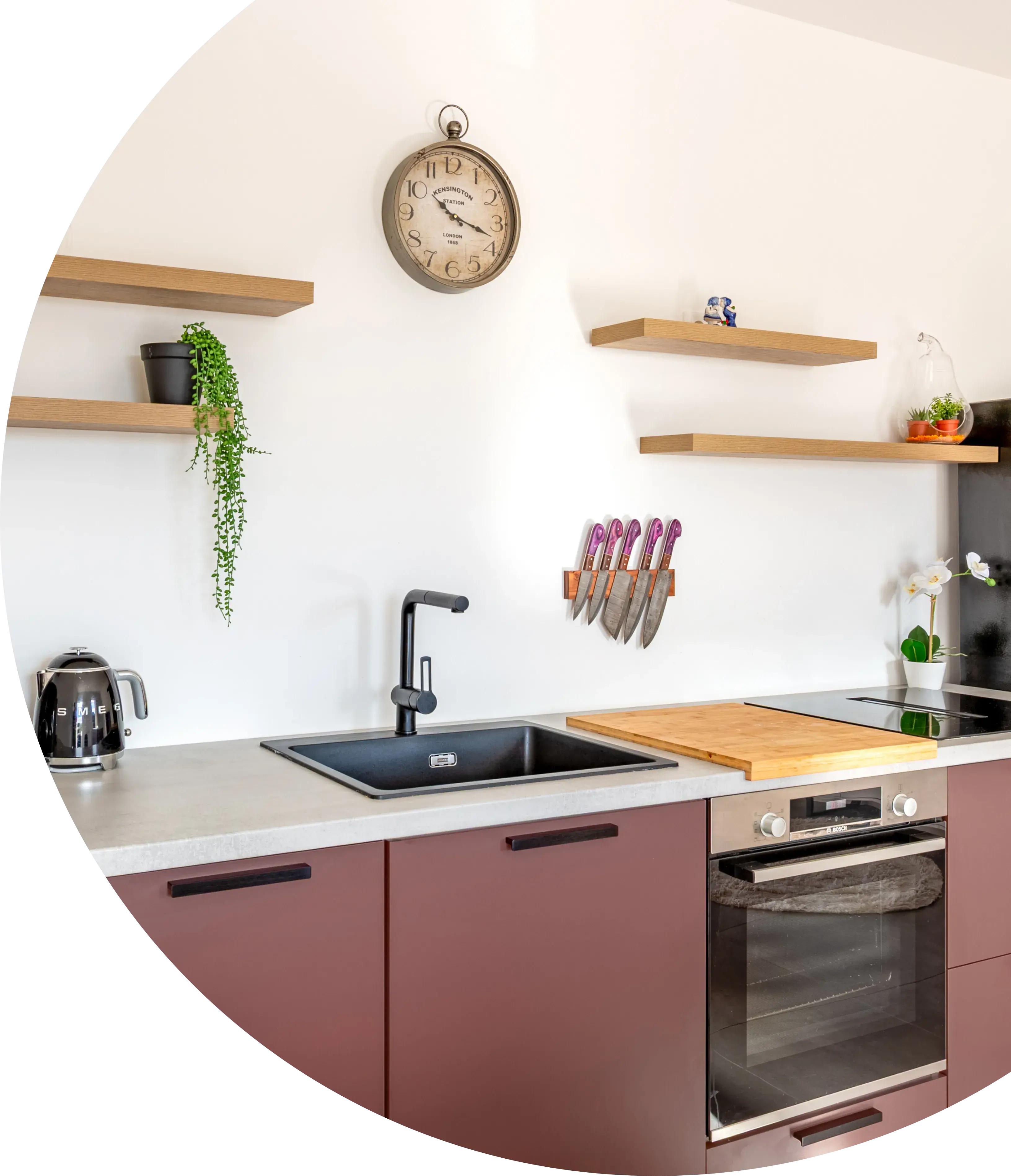 Le défi consistait à intégrer une véritable zone de préparation ainsi qu'un espace repas sans alourdir visuellement la pièce ni entraver la circulation. Pour les accompagner dans leur réflexion, ils ont fait appel à Manon, conceptrice chez Boma. Afin de les aider à se projeter, plusieurs propositions leur ont été présentées autour de différentes finitions : terracotta, lin ivoire et rouge brun. Après avoir étudié les différentes ambiances possibles, leur choix s'est finalement porté sur le rouge brun, une teinte chaleureuse et affirmée qui apporte du caractère tout en restant élégante.