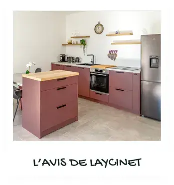 La cuisine rouge brun de Laycinet
