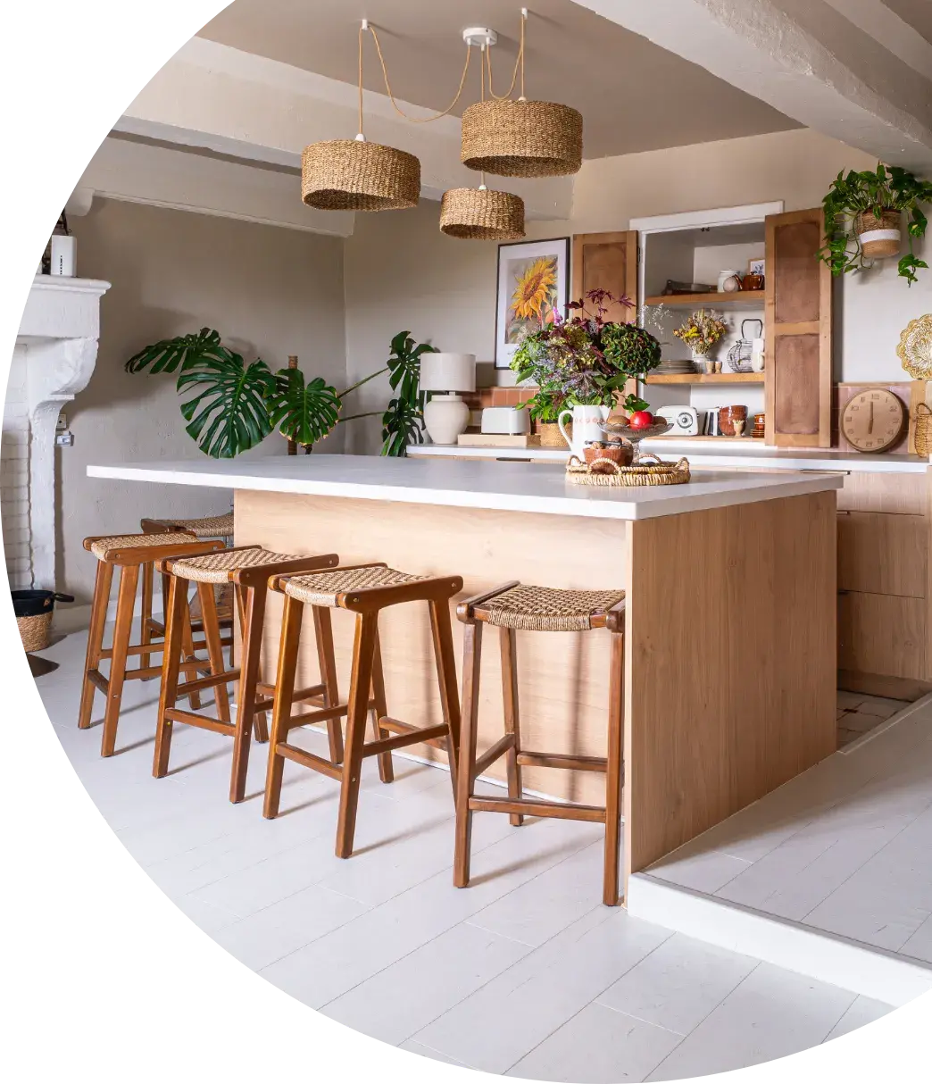 Dans cette maison de campagne, le projet devait trouver le juste équilibre entre modernité et authenticité. L’envie était de proposer une cuisine contemporaine et fonctionnelle, tout en conservant le charme de l’ancien et l’esprit chaleureux de la maison. La configuration de la pièce apportait également une petite particularité : une marche permet d’accéder à une partie de la cuisine. Cette contrainte a été intégrée dès la conception afin de préserver une circulation fluide et une belle continuité entre les différents espaces. Le projet s’est construit autour d’échanges simples et d’une volonté commune : imaginer une cuisine agréable à vivre au quotidien, mais surtout une véritable pièce de vie où les parents de Chris pourraient continuer à recevoir et à se retrouver en famille.