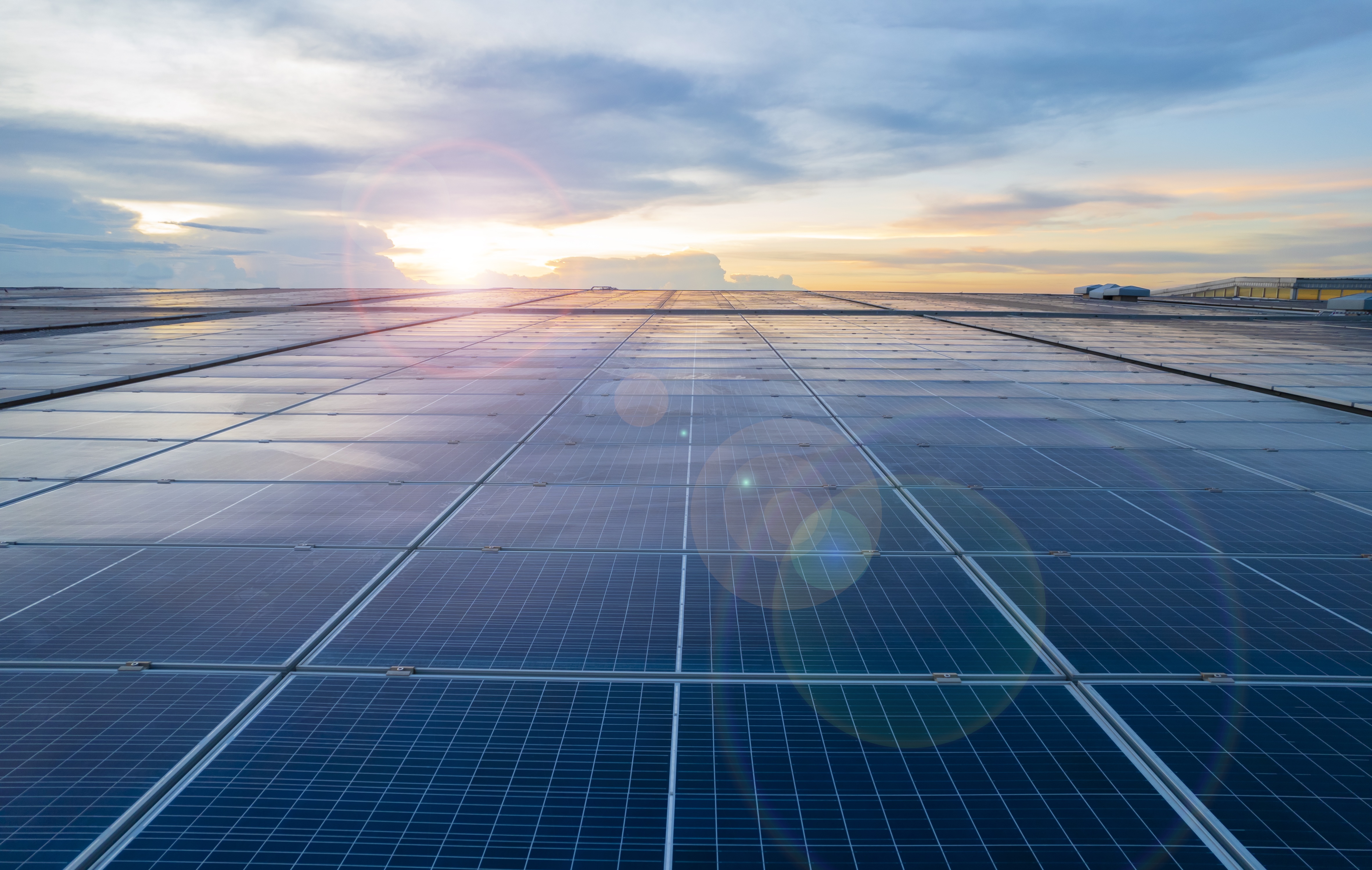 Drohnenaufnahme eines Gewerbedachs mit Photovoltaikanlage