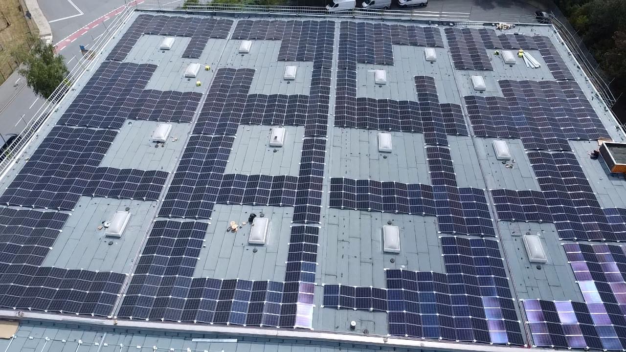 Große Photovoltaikanlage auf einem Gewerbedach