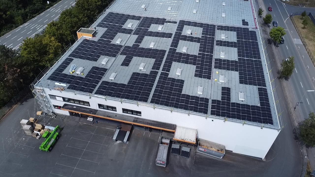 Drohnenaufnahme eines Gewerbedachs mit Photovoltaikanlage
