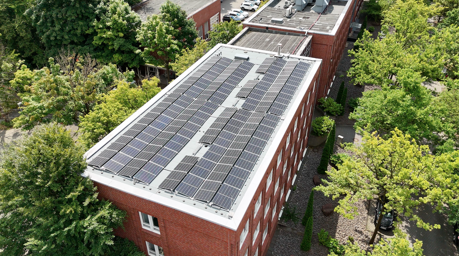 Drohnenaufnahme eines Gewerbedachs mit Photovoltaikanlage
