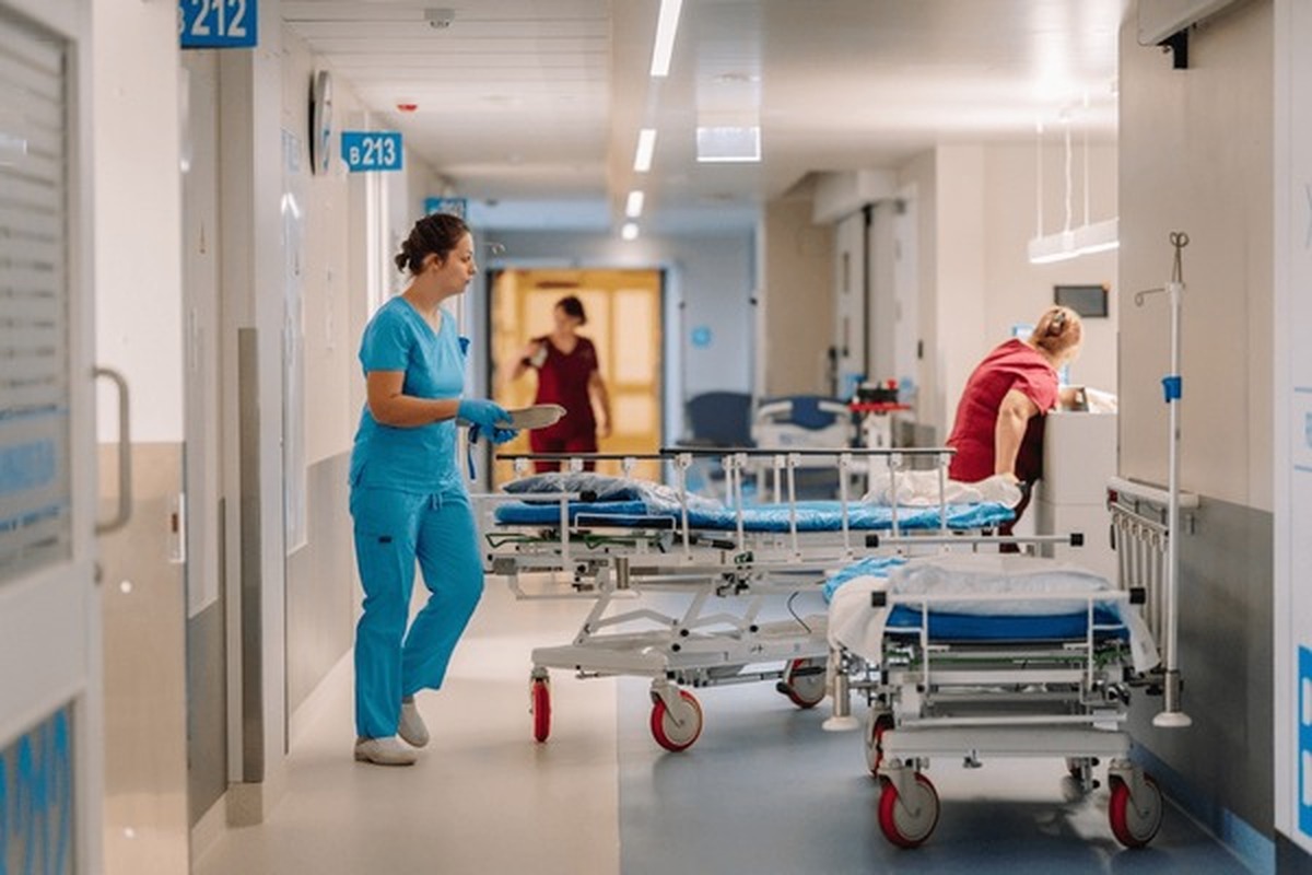 difference between nursing and midwifery