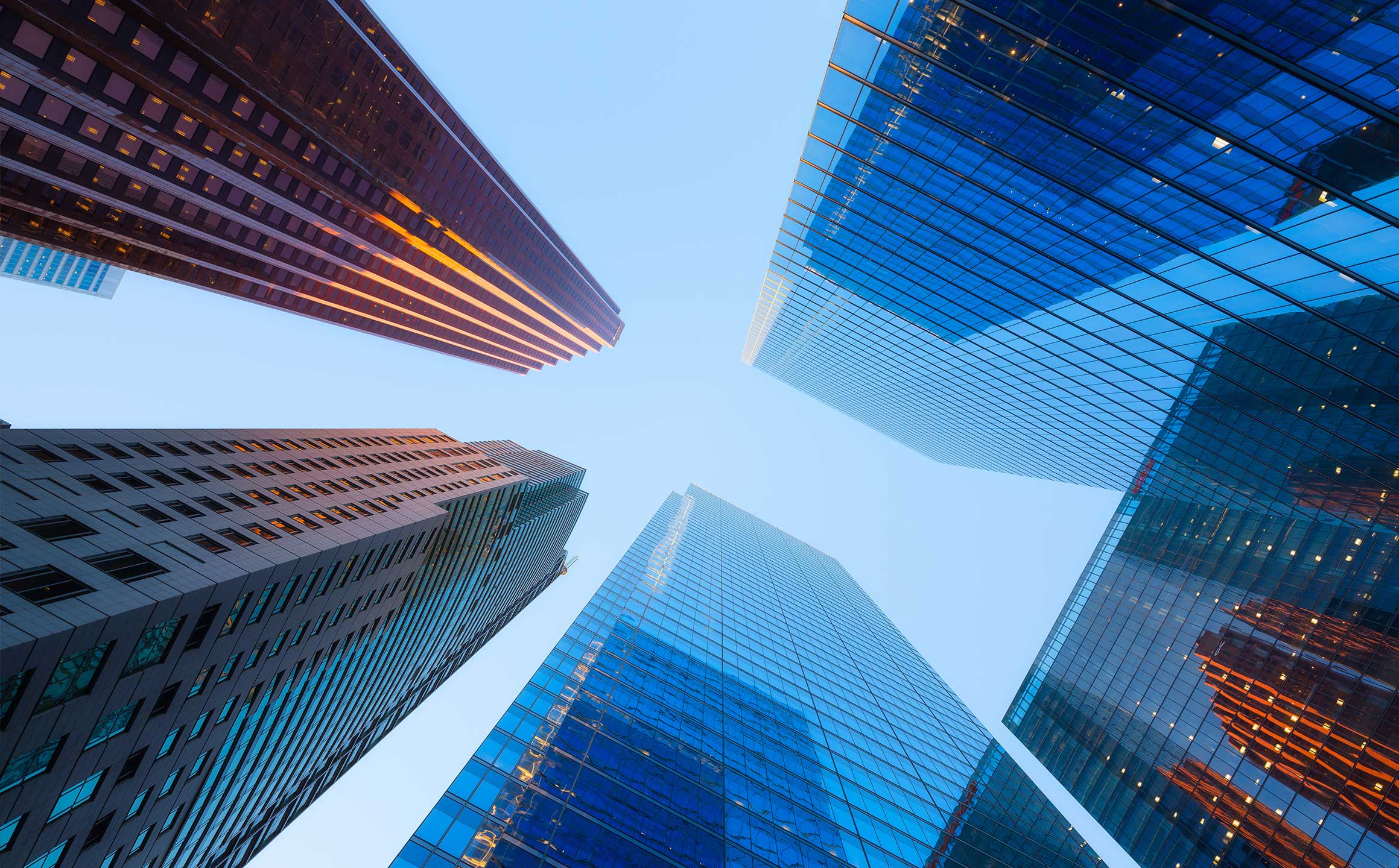 Tours de bureaux en contre-plongée, quartier d’affaires