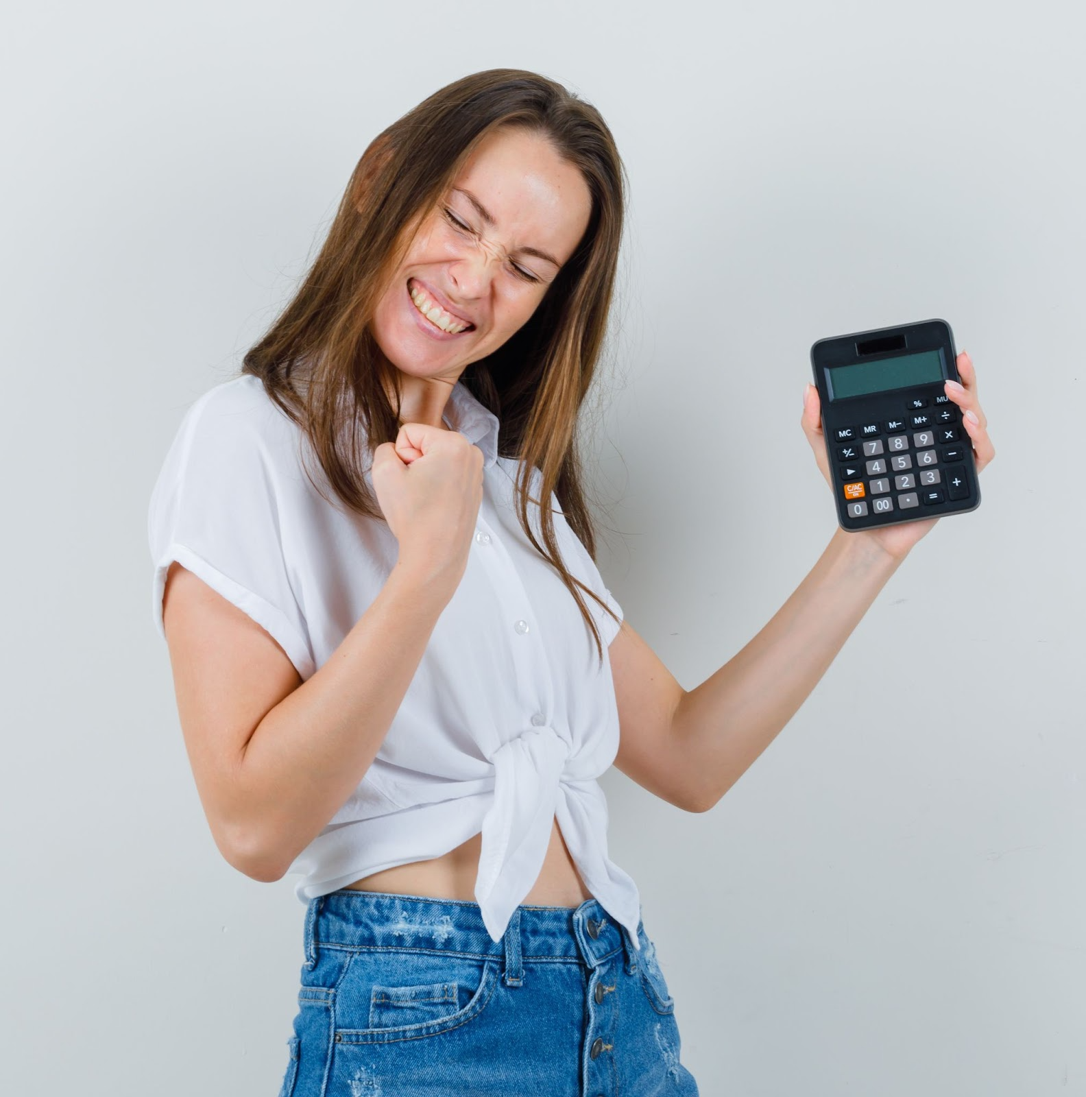 mujer celebrando ahorro con calculadora en mano