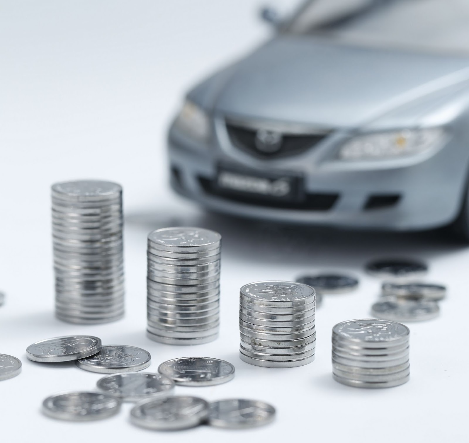 monedas apiladas con un vehiculo de fondo para un financiamiento