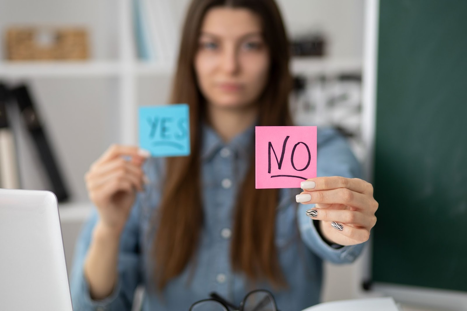 Mujer evaluando pros y contras del refinanciamiento de préstamo de carro para toma de decisiones