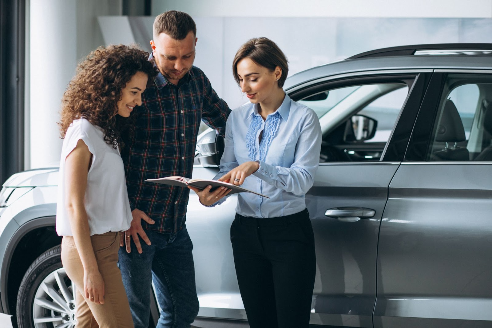 Asesor explica contrato de lease mostrando auto en tablet a clienta interesada