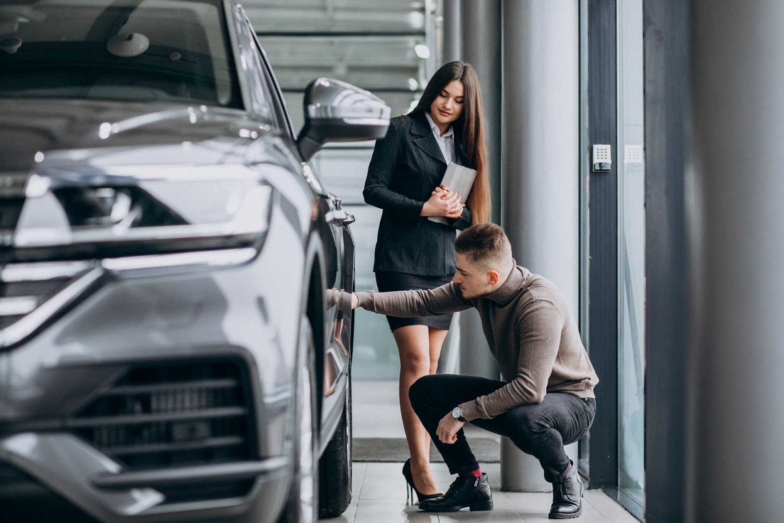 Entrega de llaves de auto en arrendamiento entre vendedor y cliente satisfecho