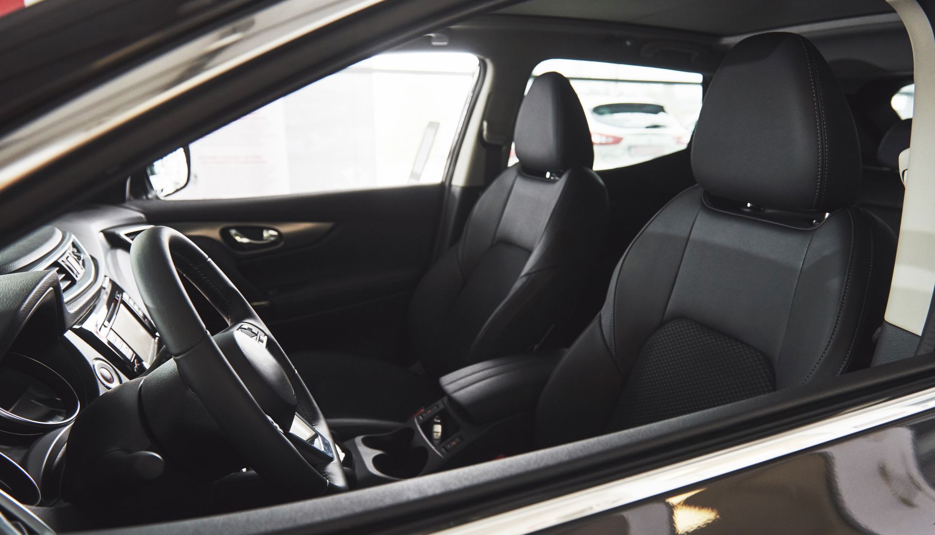 Diferentes tipos asientos automóvil interior negro moderno con volante