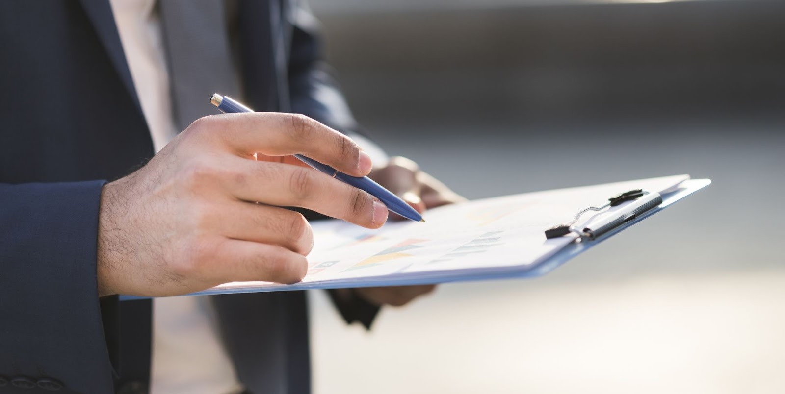 Guía esencial para compradores: revisar documentación de auto nuevo antes de firmar contrato de compra