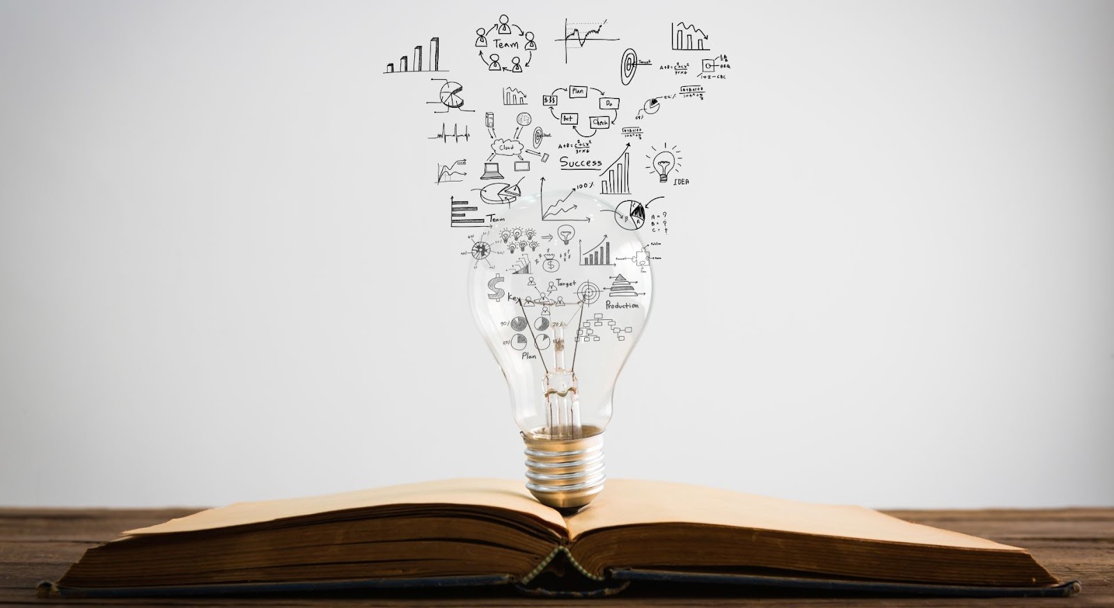 Bombilla con iconos de negociación ilustrando componentes y elementos del precio MSRP de autos