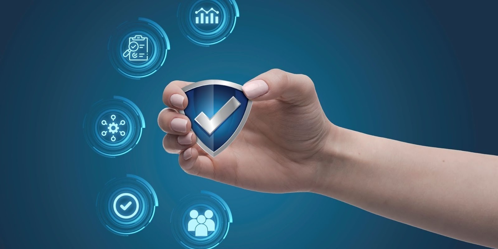 Mano sosteniendo escudo de seguridad con iconos de verificación representando protección auto broker
