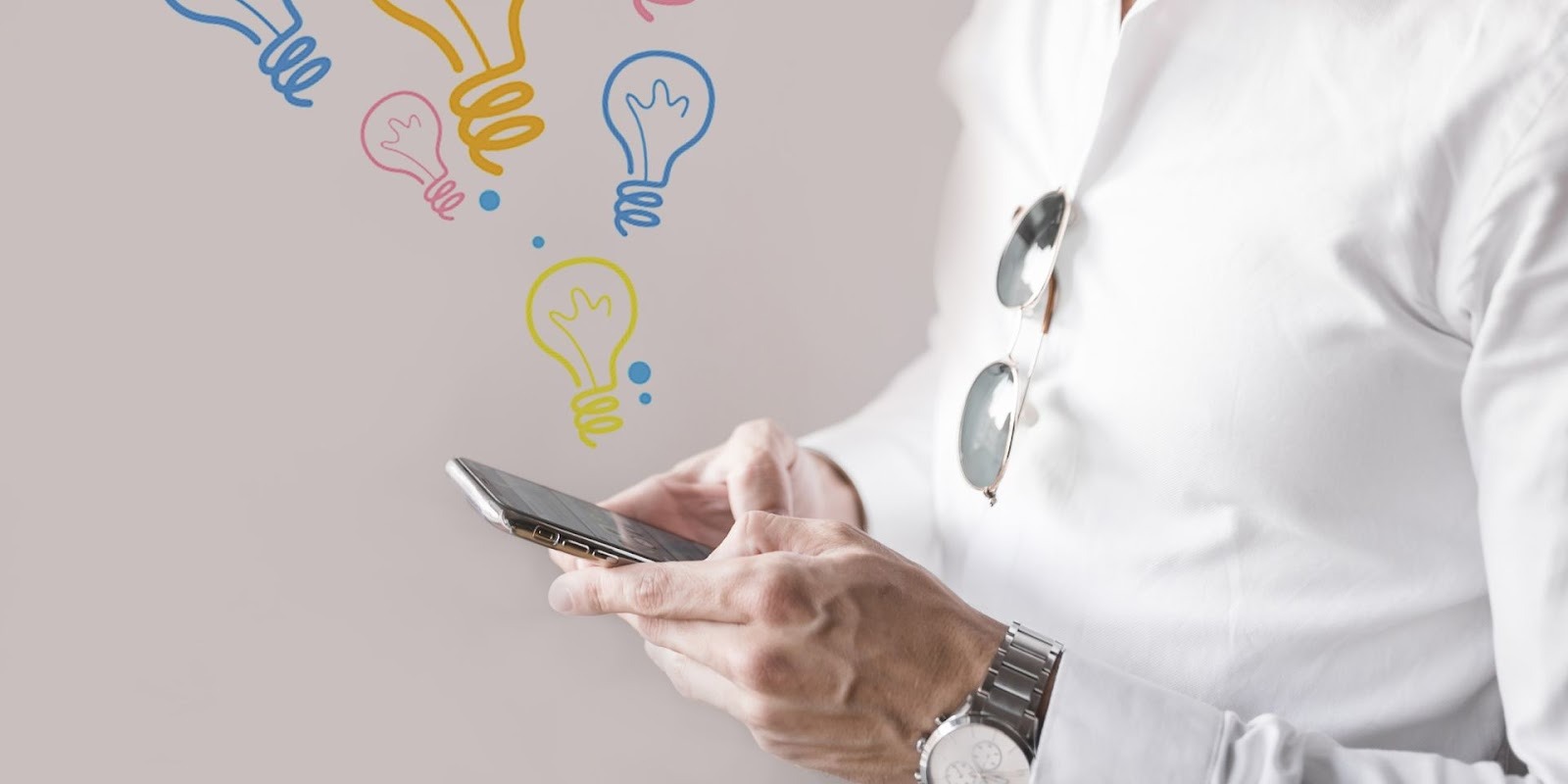 Persona usando celular buscando consejos para salir de situación upside down en préstamo de auto